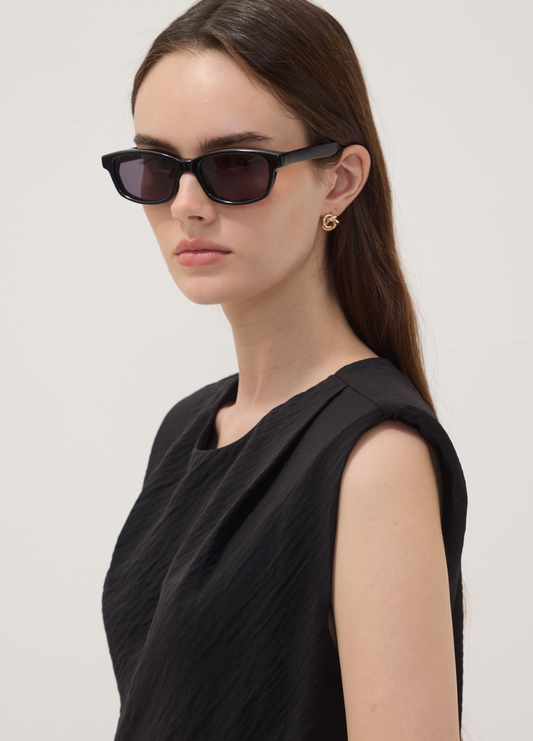 Blusa nera smanicata con texture pliss&eacute; regular fit