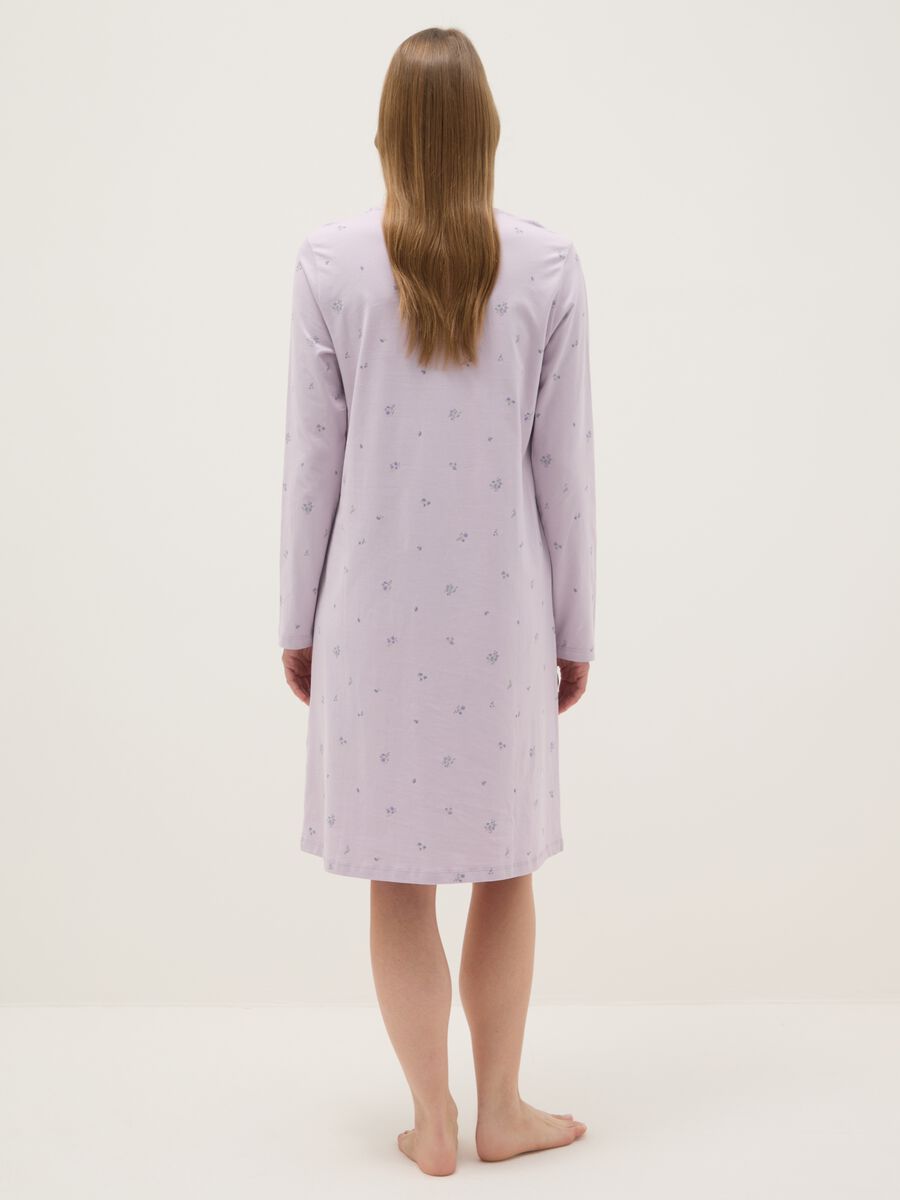 Purple pure cotton nightdress with serafino collar and floral pattern_2