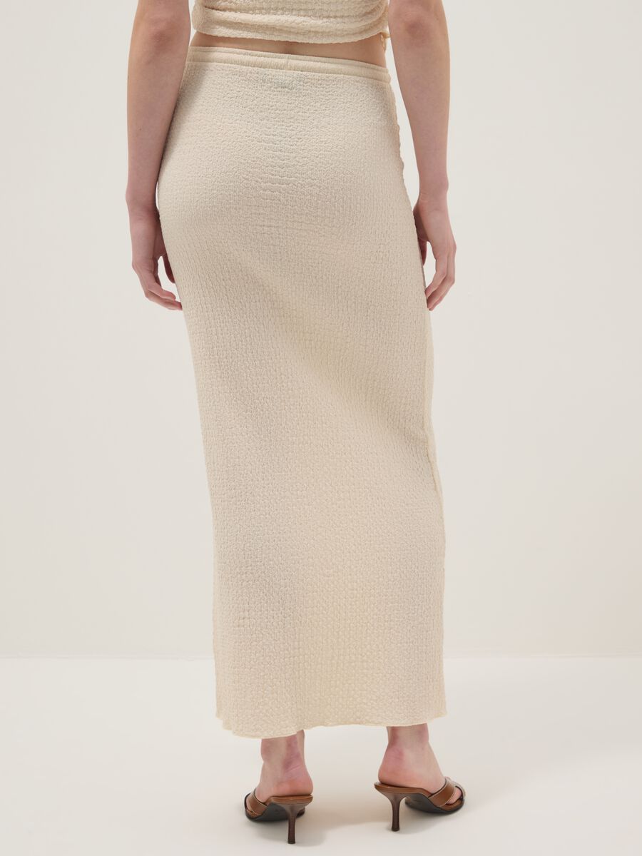 Gonna lunga beige in tessuto elasticizzato con texture mossa_2