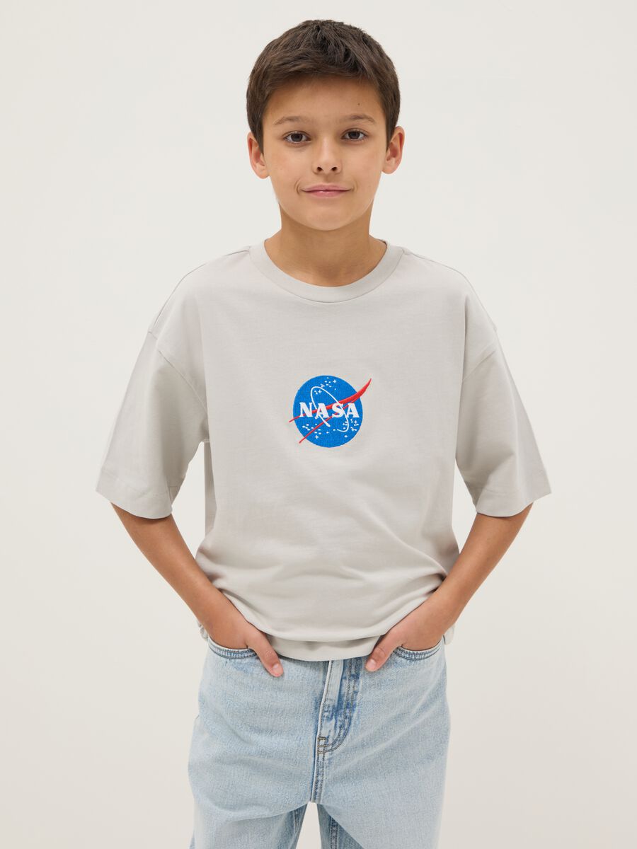 T-shirt in puro cotone grigia da bambino vestibilit&agrave; oversize con logo_0