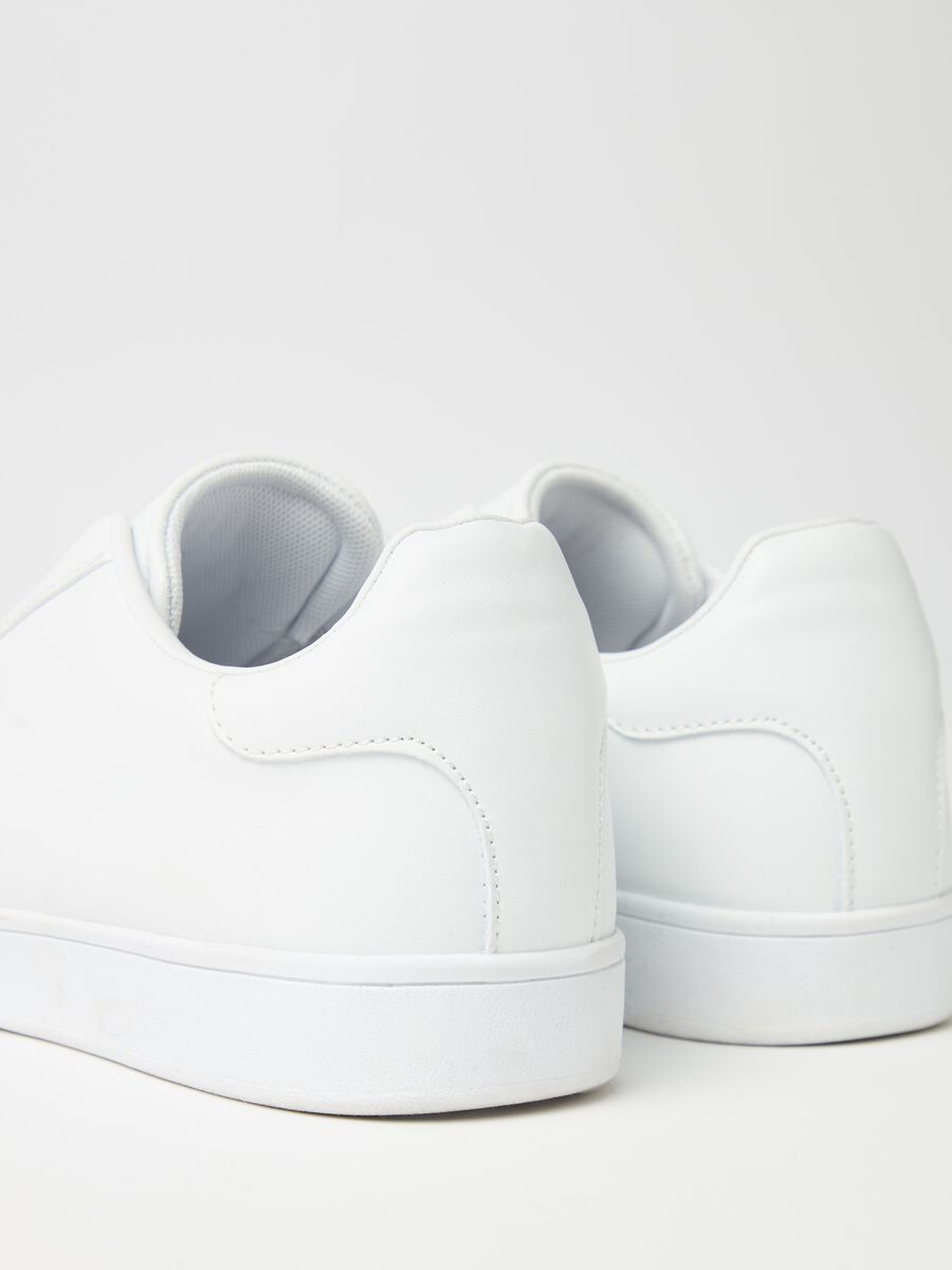 Sneakers with elastic bands_3