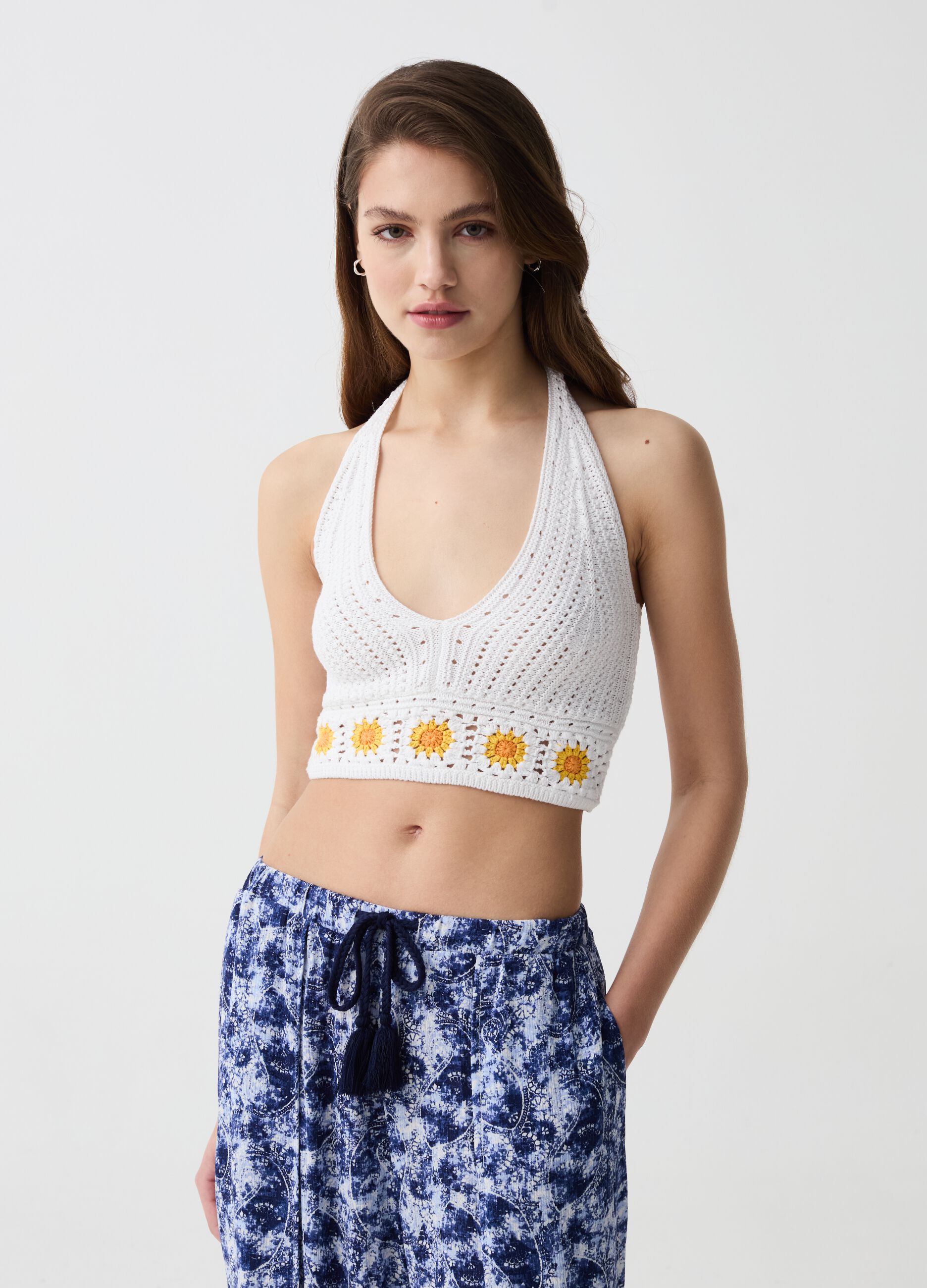 Crop top crochet con ricamo fiori