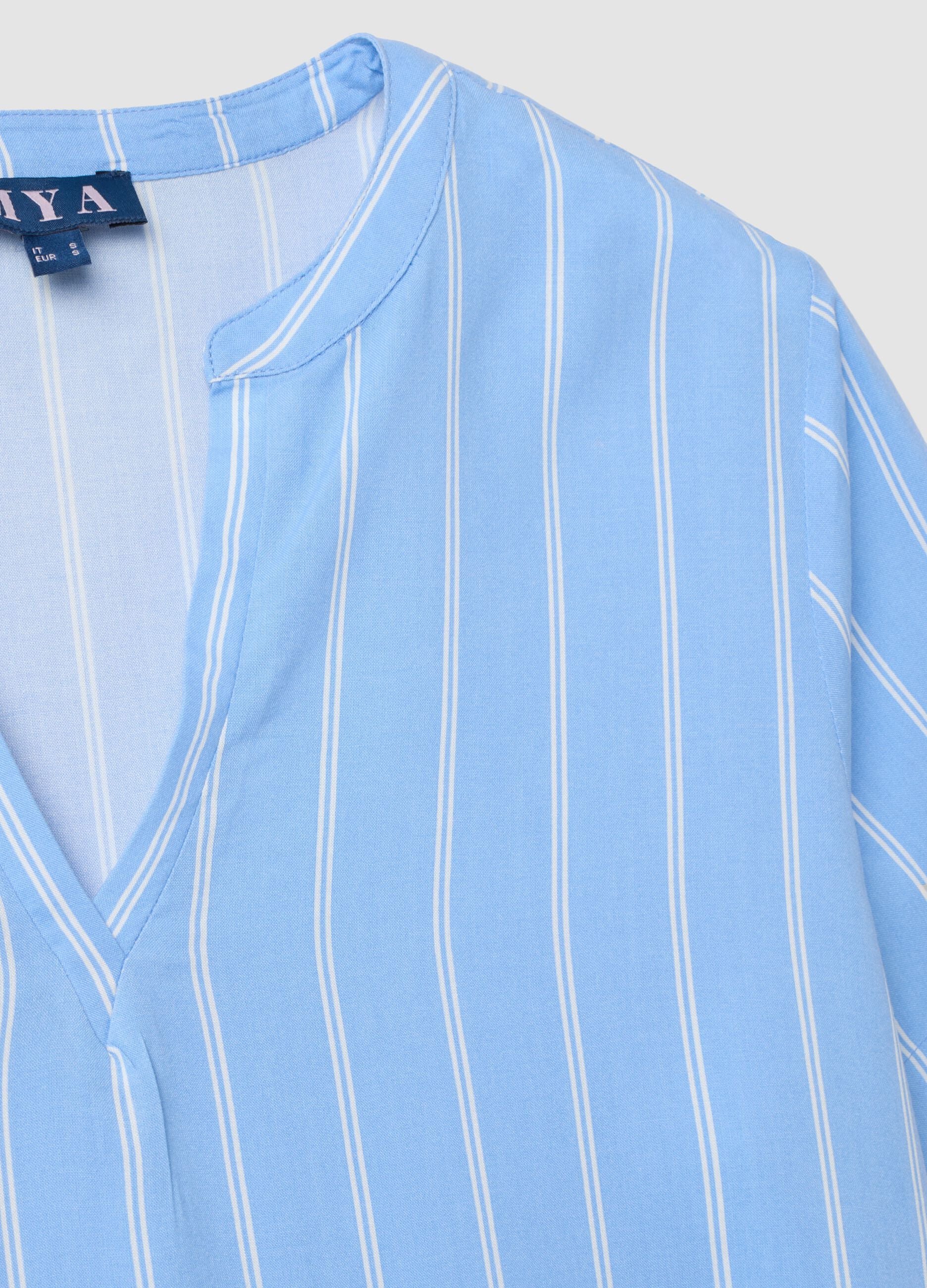 Blusa azzurra a righe in pura viscosa con collo coreano regular fit