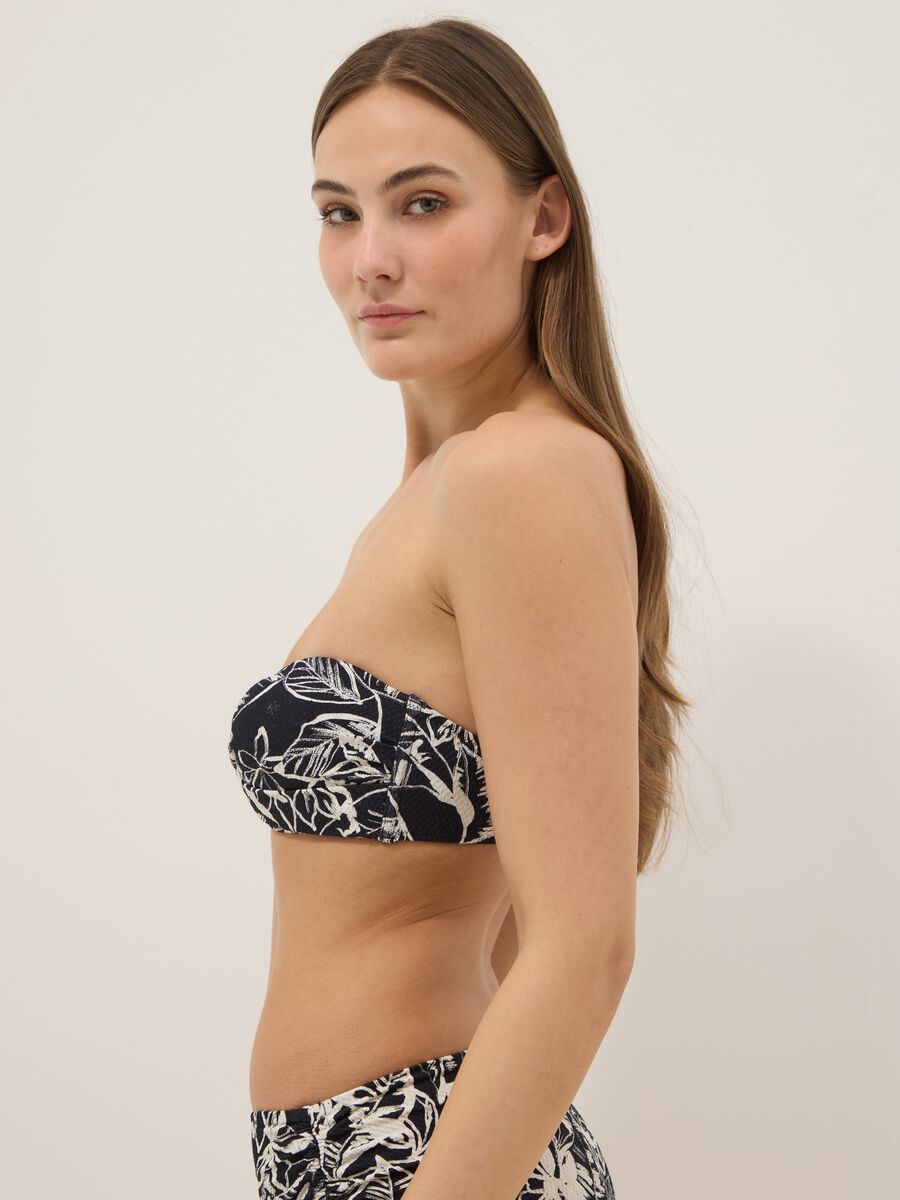 Top bikini a fascia in tessuto elasticizzato nero con motivo floreale_3