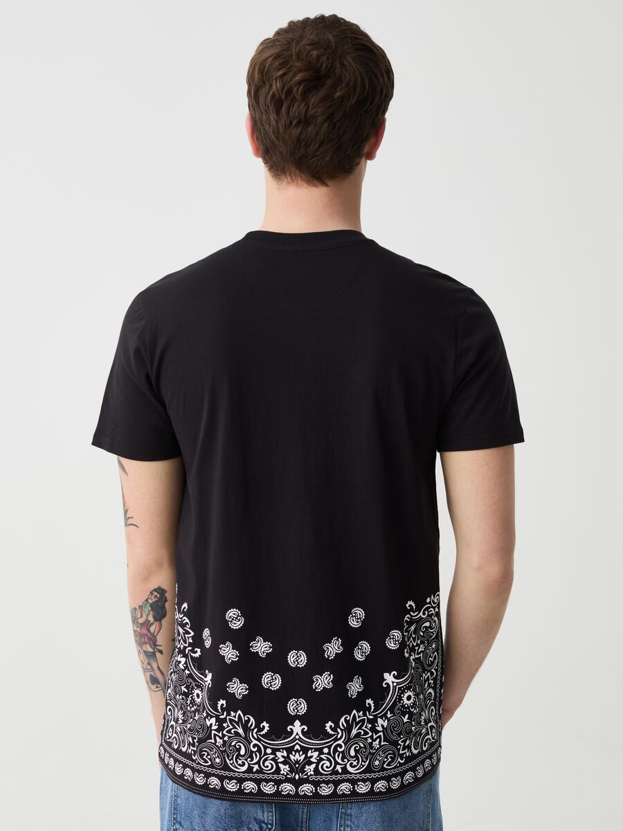 T-shirt in cotone con stampa paisley_1