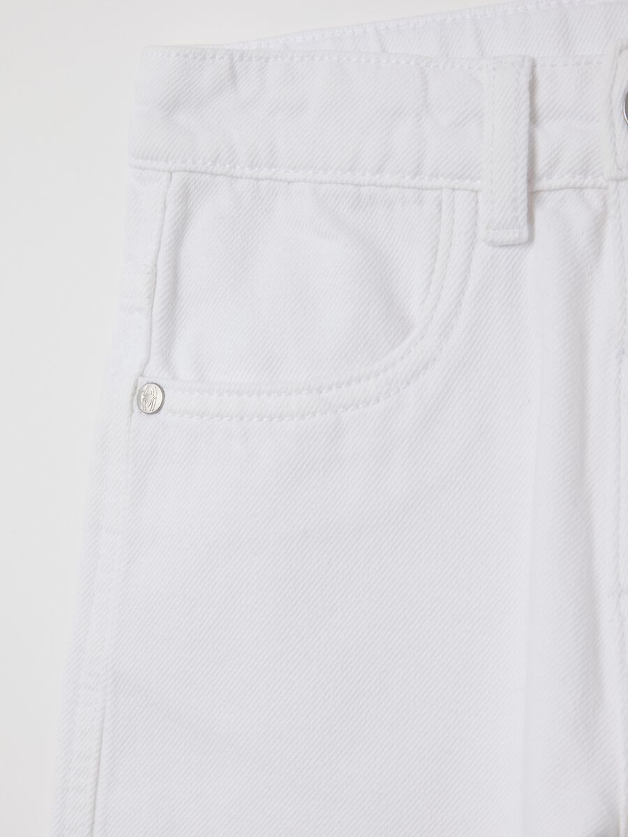 White shorts in cotton with Marvel patch_3