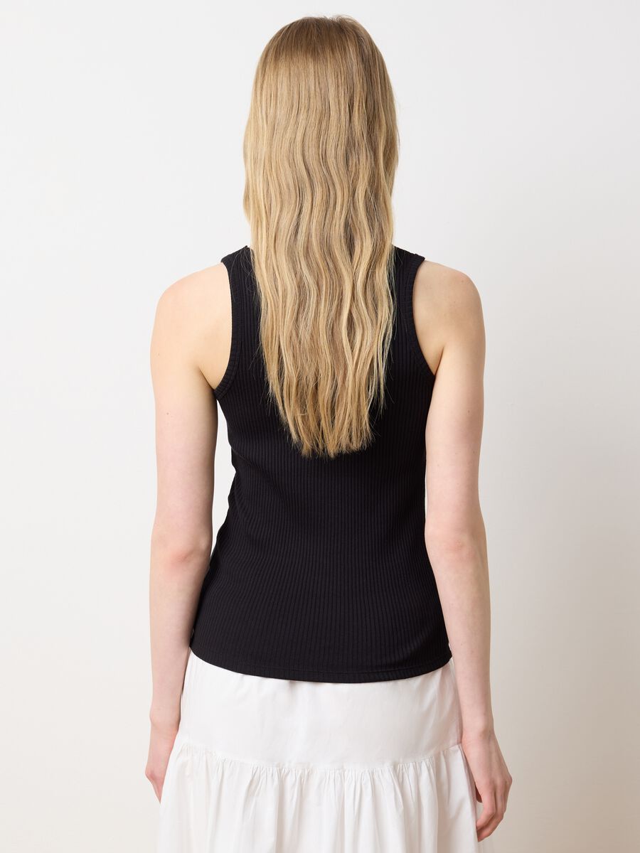 Black ribbed top with floral applications_3
