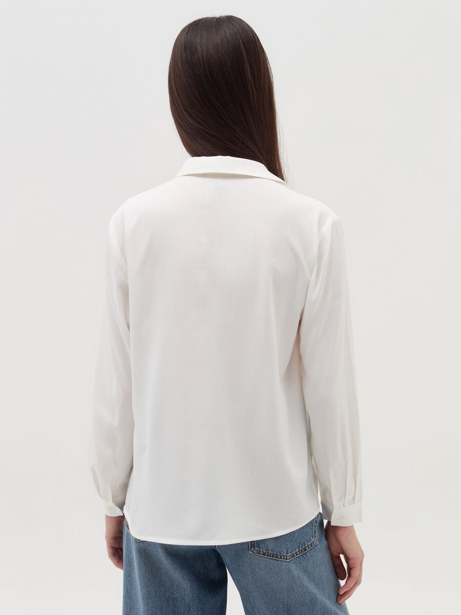 Blusa con scollo a polo maniche lunghe_2