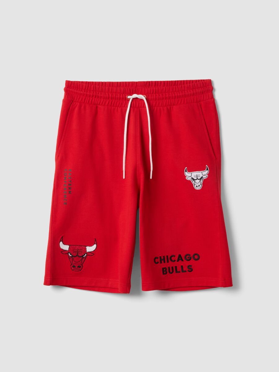 Red cotton-blend sports shorts with Chicago Bulls logo_0