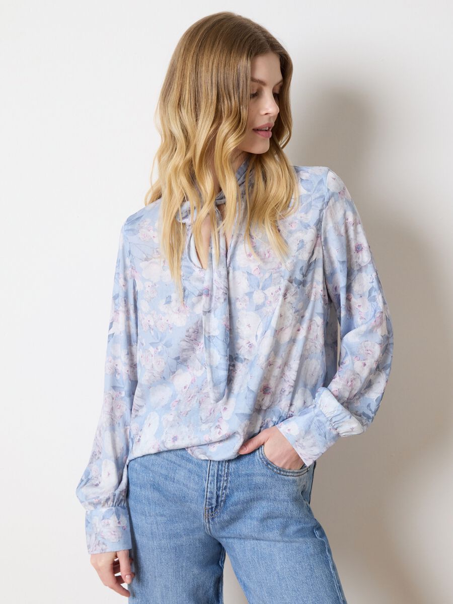 Blusa azzurro in fantasia floreale con fiocco_1