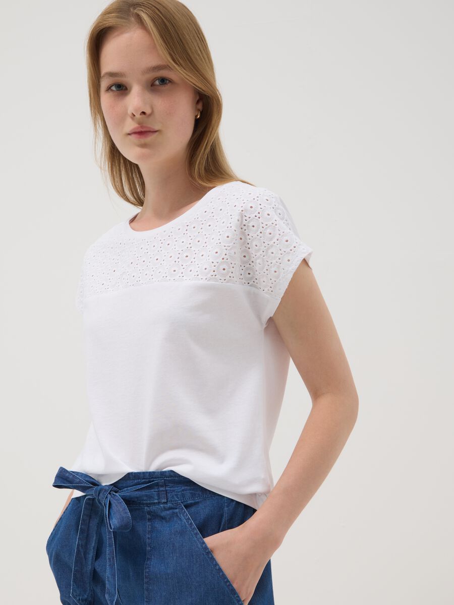 T-shirt bianca in puro cotone con ricamo traforato regular fit_3