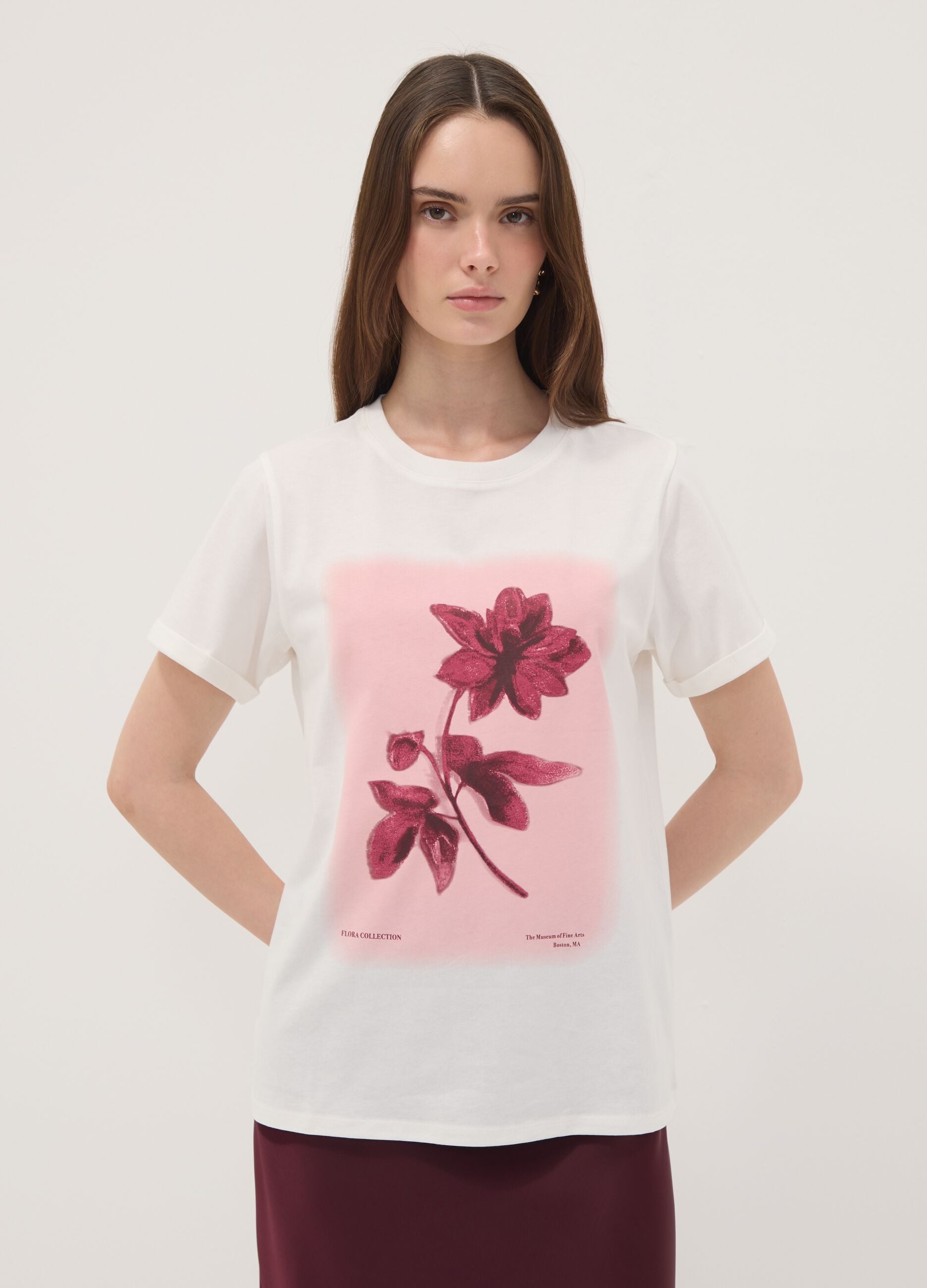 T-shirt bianca in puro cotone con girocollo e stampa floreale regular fit