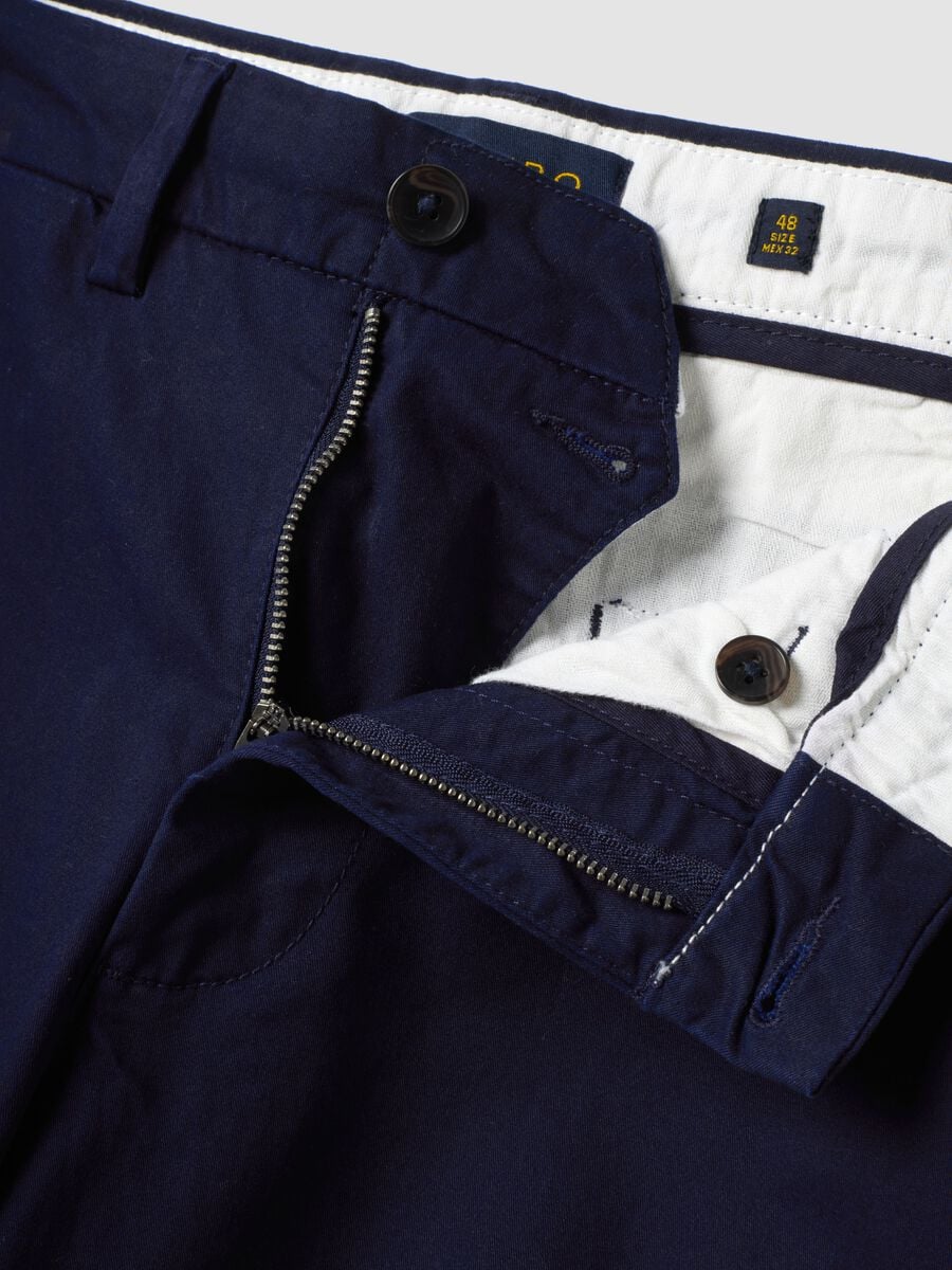 Pantaloni chino blu in twill di cotone elasticizzato regular fit_5