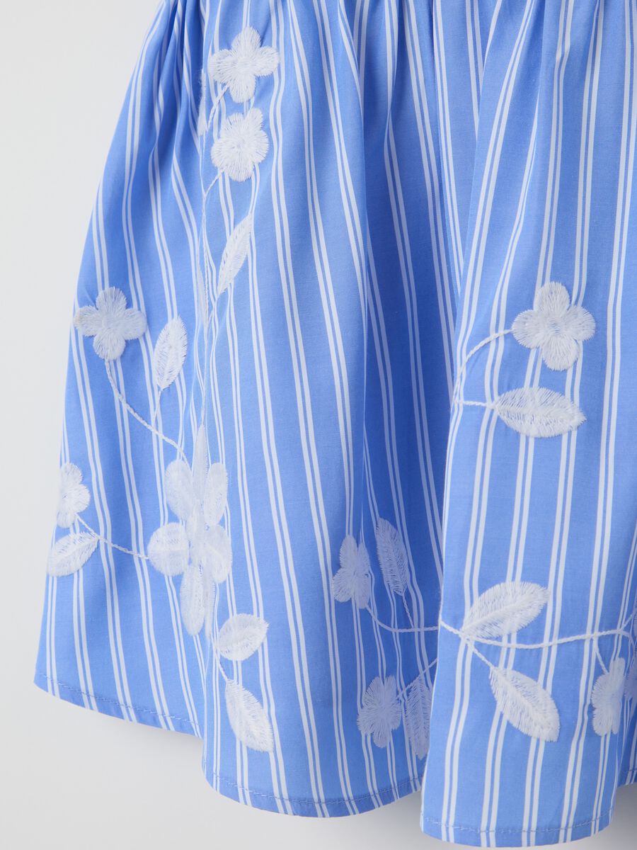 Dress with white and light blue stripes and floral embroidery_3