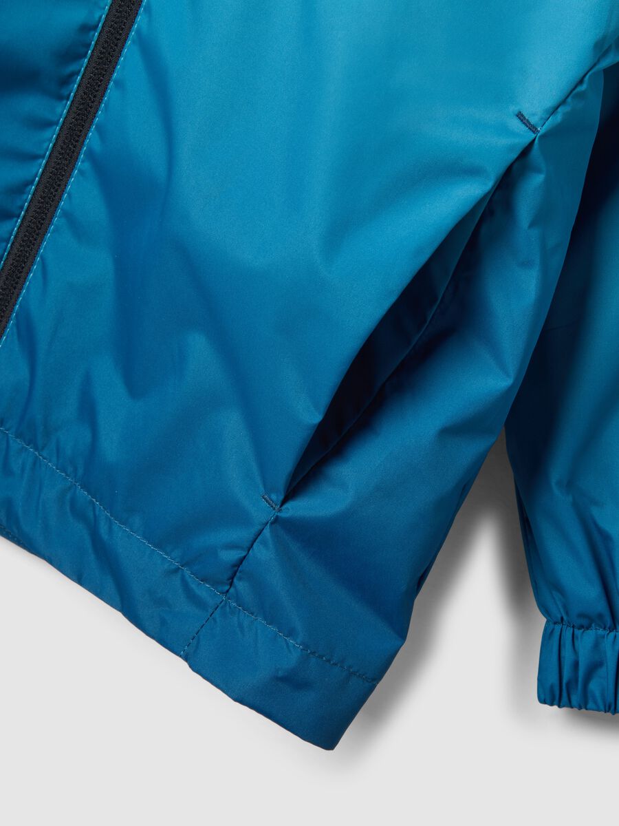 Giacca impermeabile azzurra regular fit con cappuccio e zip da bambino_3
