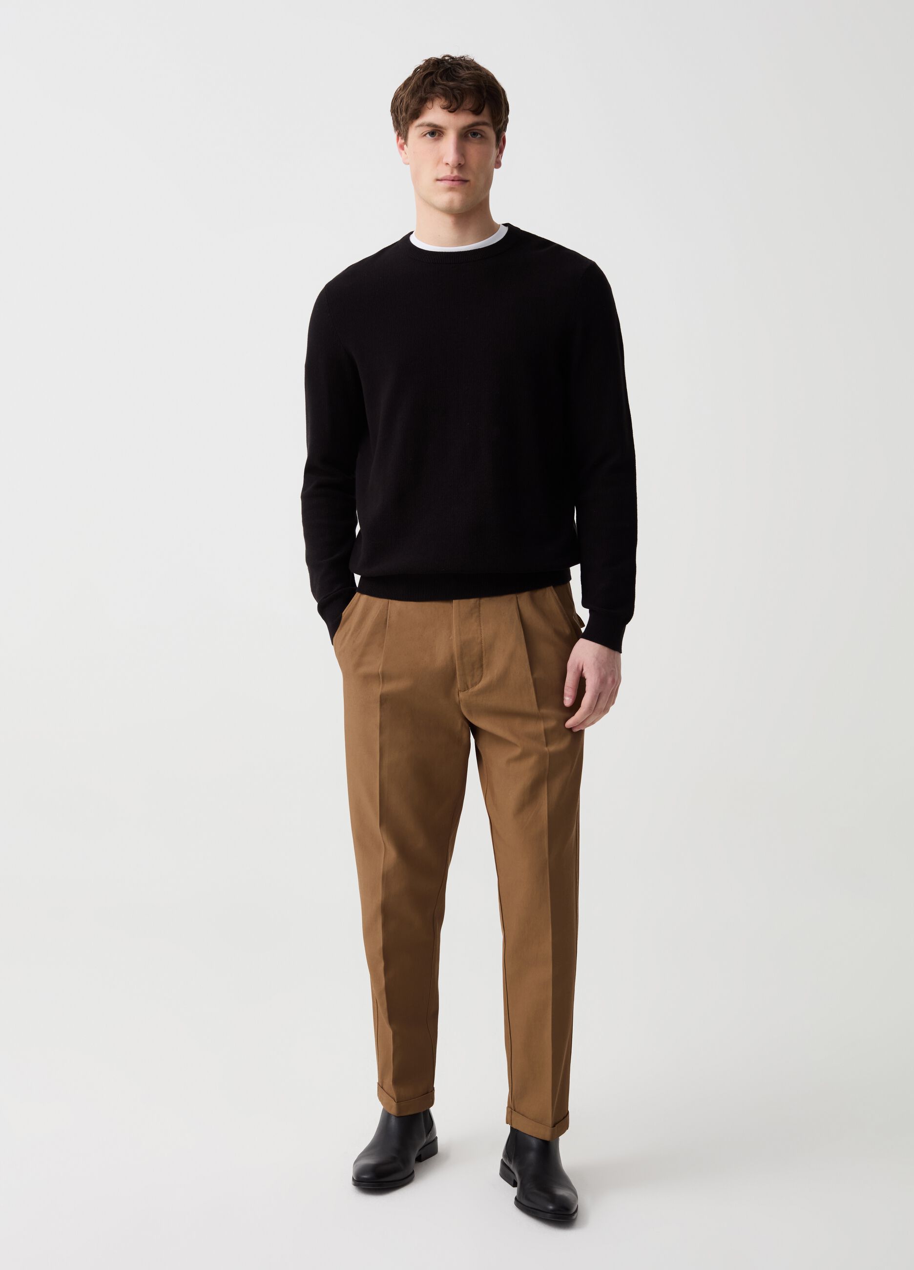 Chino trousers with darts and turn-ups