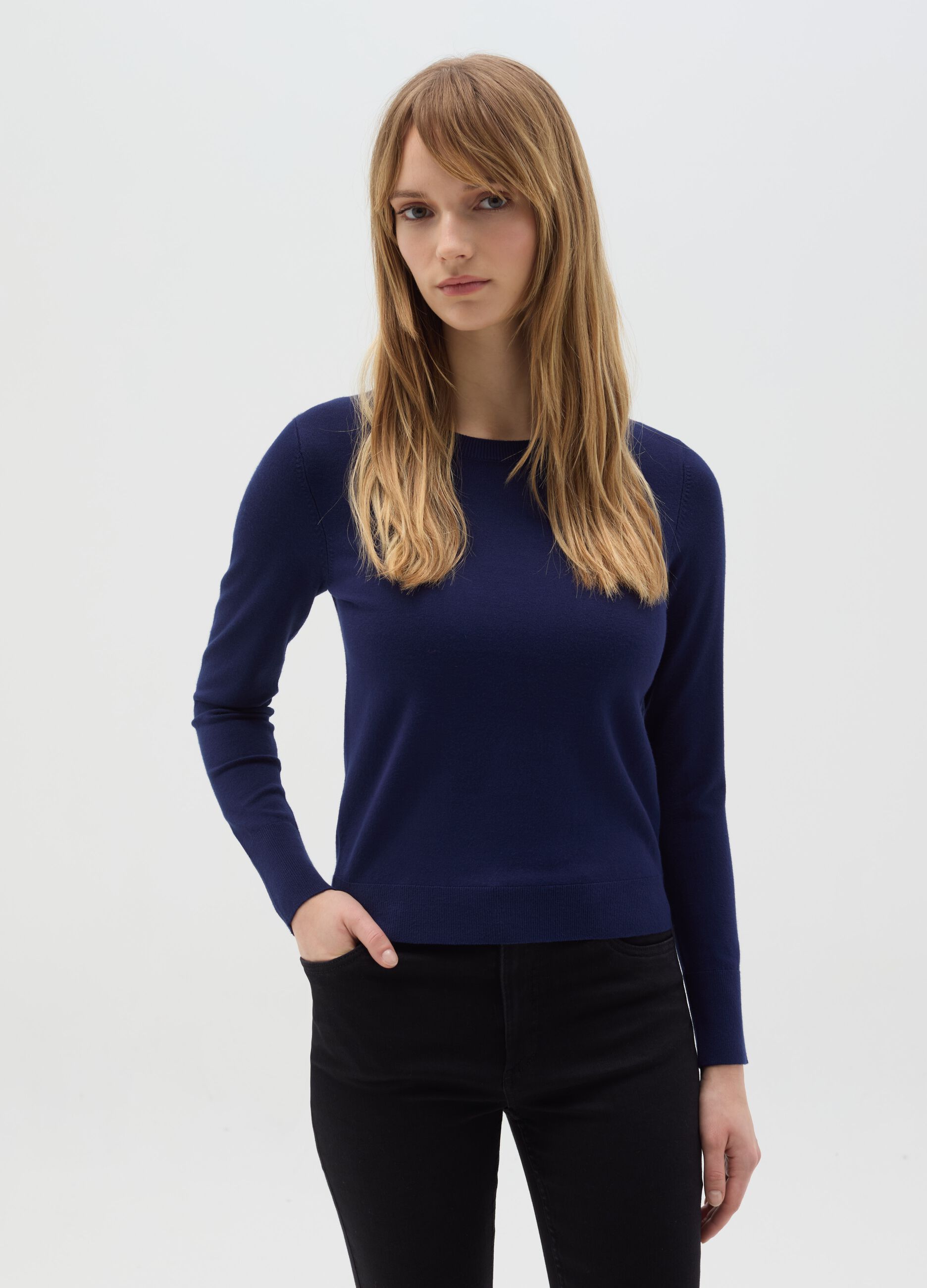 Top with round neck and long sleeves