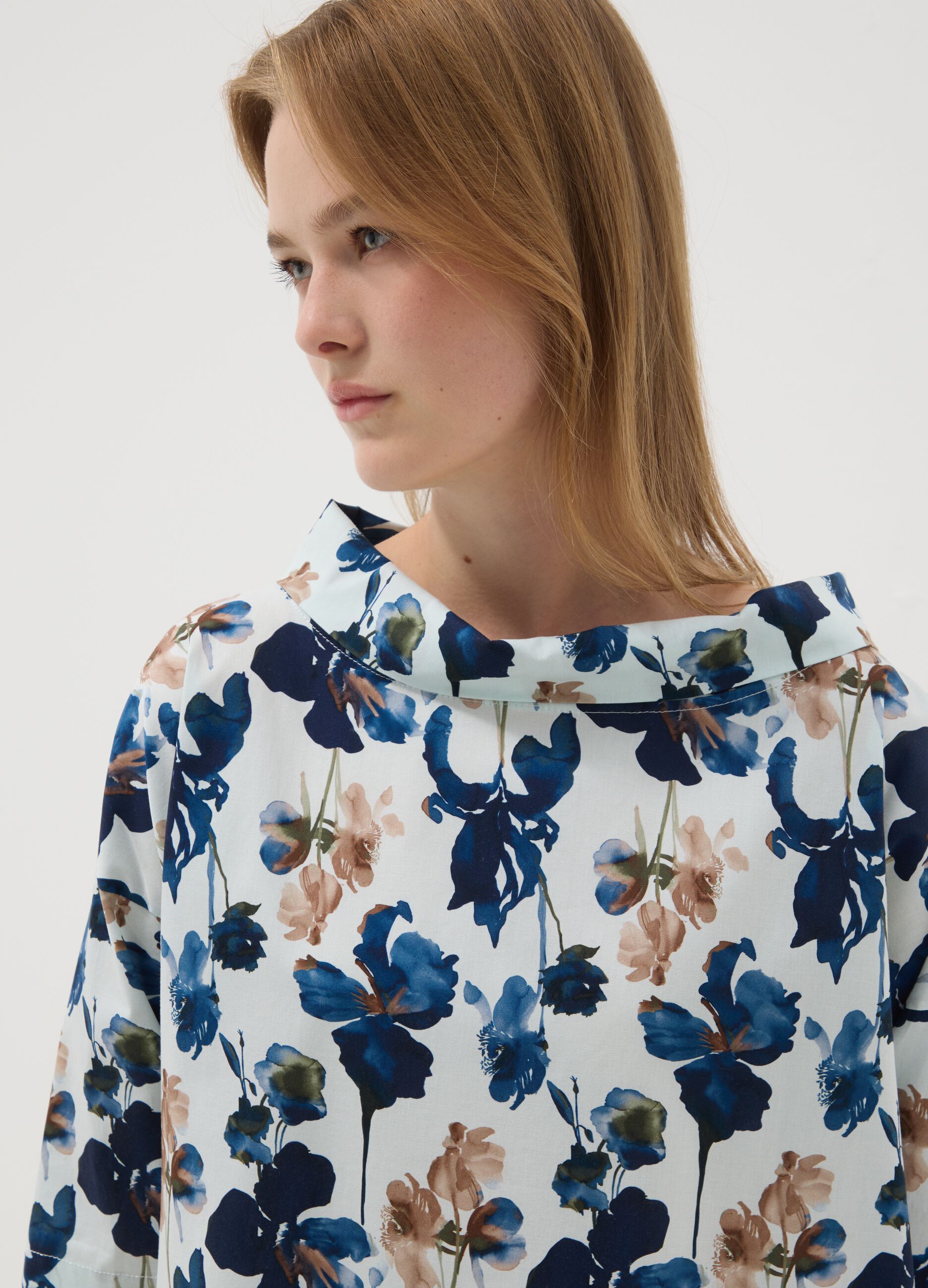 Maglia blu in cotone elasticizzato con stampa floreale