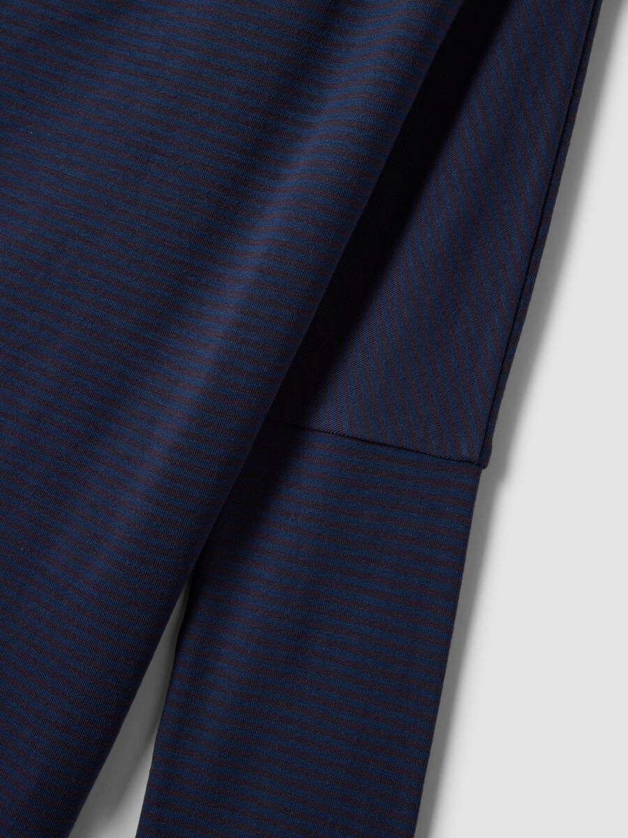 T-shirt blu in viscosa elasticizzata con scollo a barchetta_5