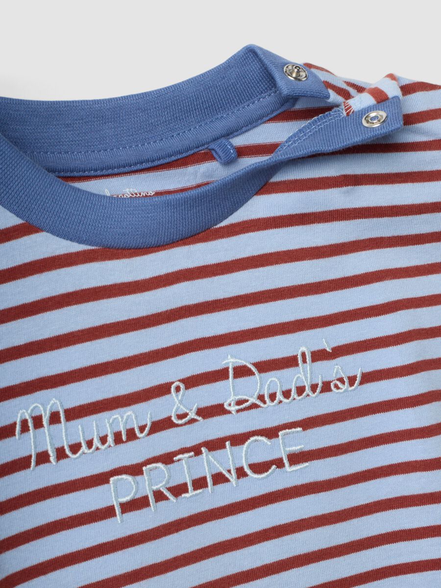 Pigiama multicolor in puro cotone organico a righe con scritte ricamate_2