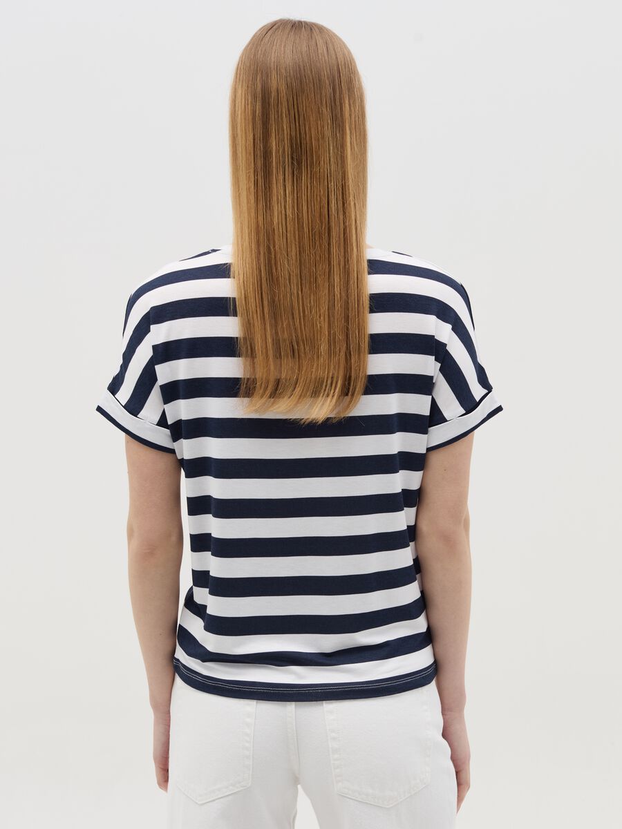 Blue and white striped T-shirt with short sleeves_3
