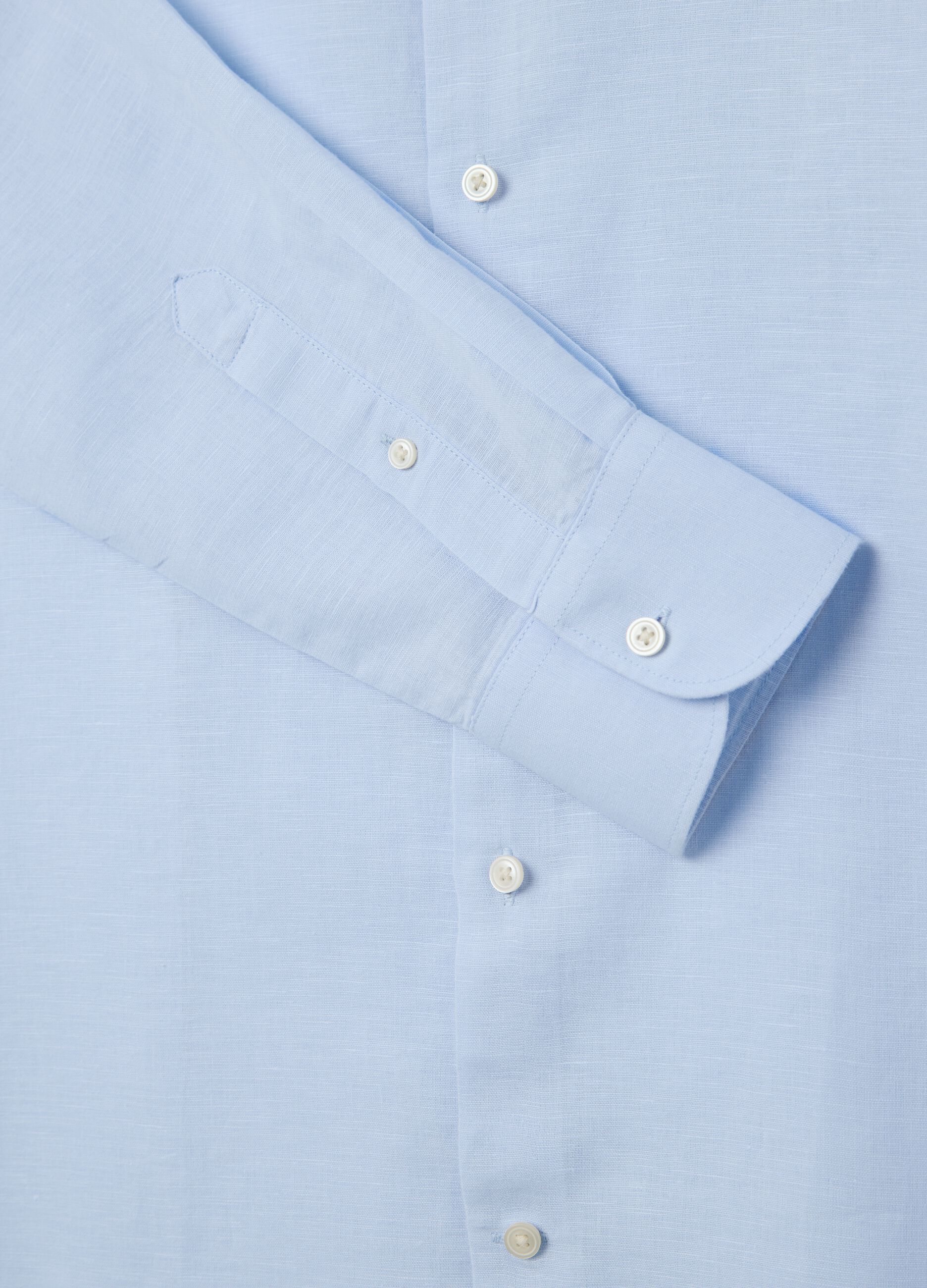 Men’s light blue slim-fit shirt in linen blend with cutaway collar