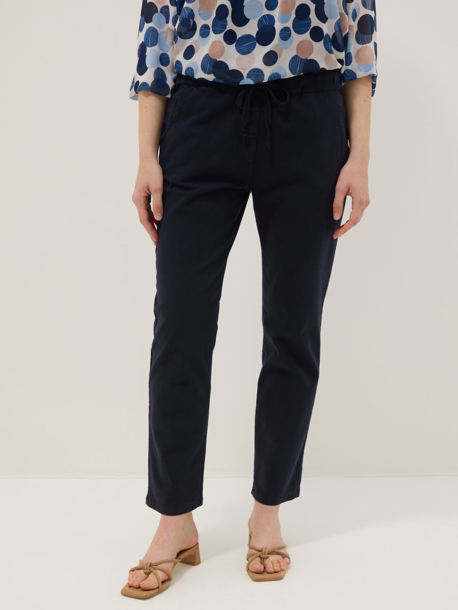 Pantaloni paper bag in cotone elasticizzato blu regular fit_1