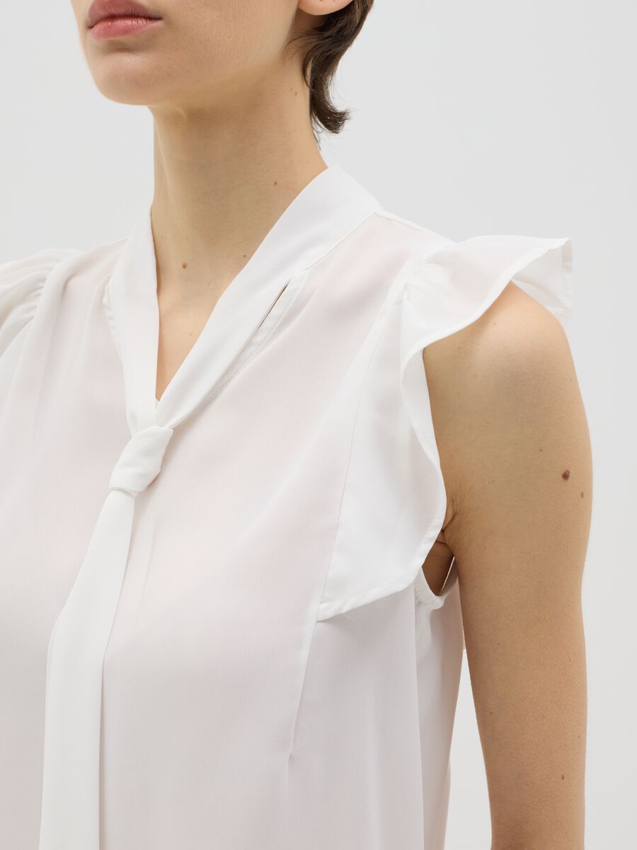 White sleeveless blouse with flounce_3