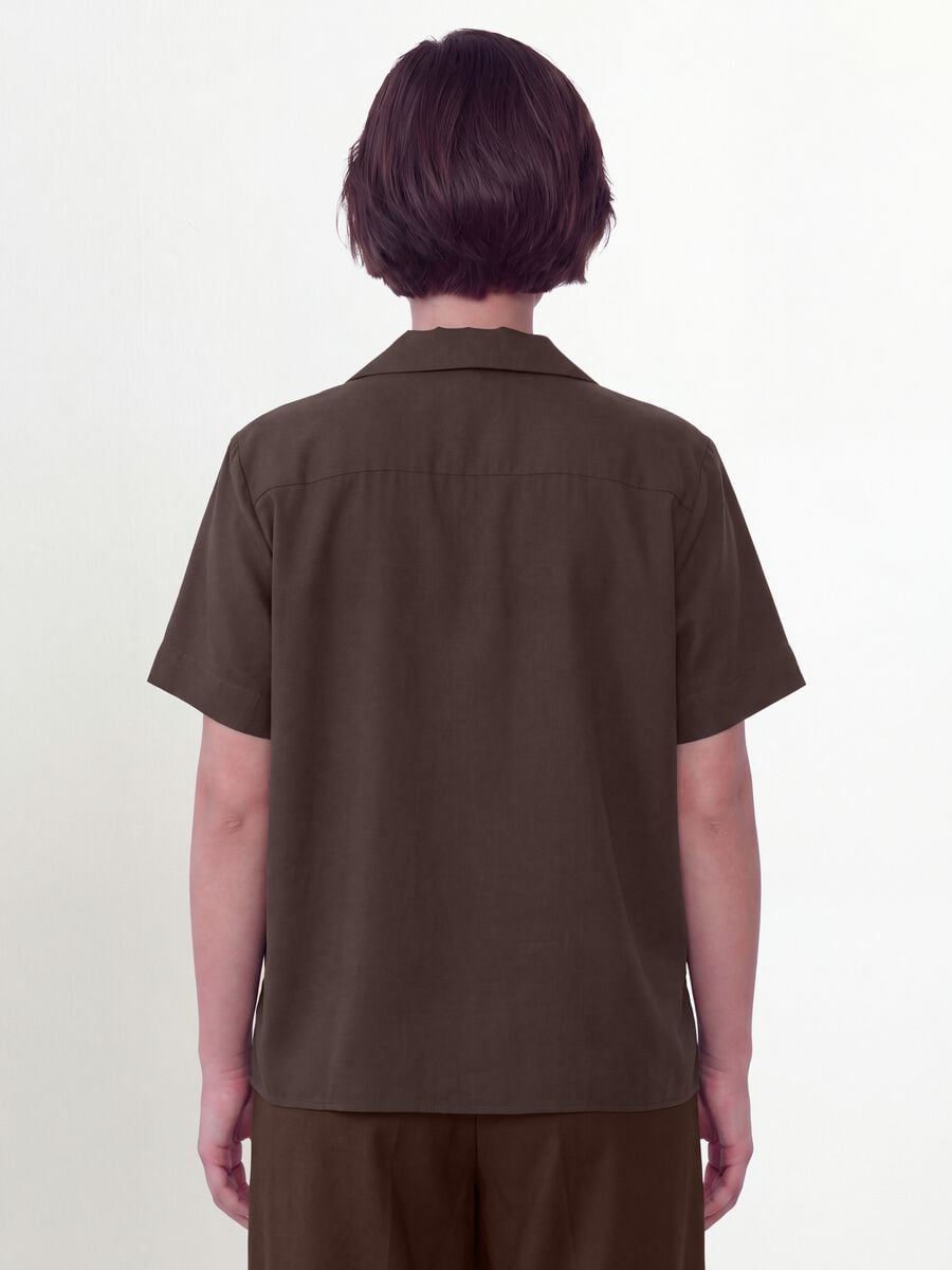 Camicia over fit marrone in misto viscosa a maniche corte_2