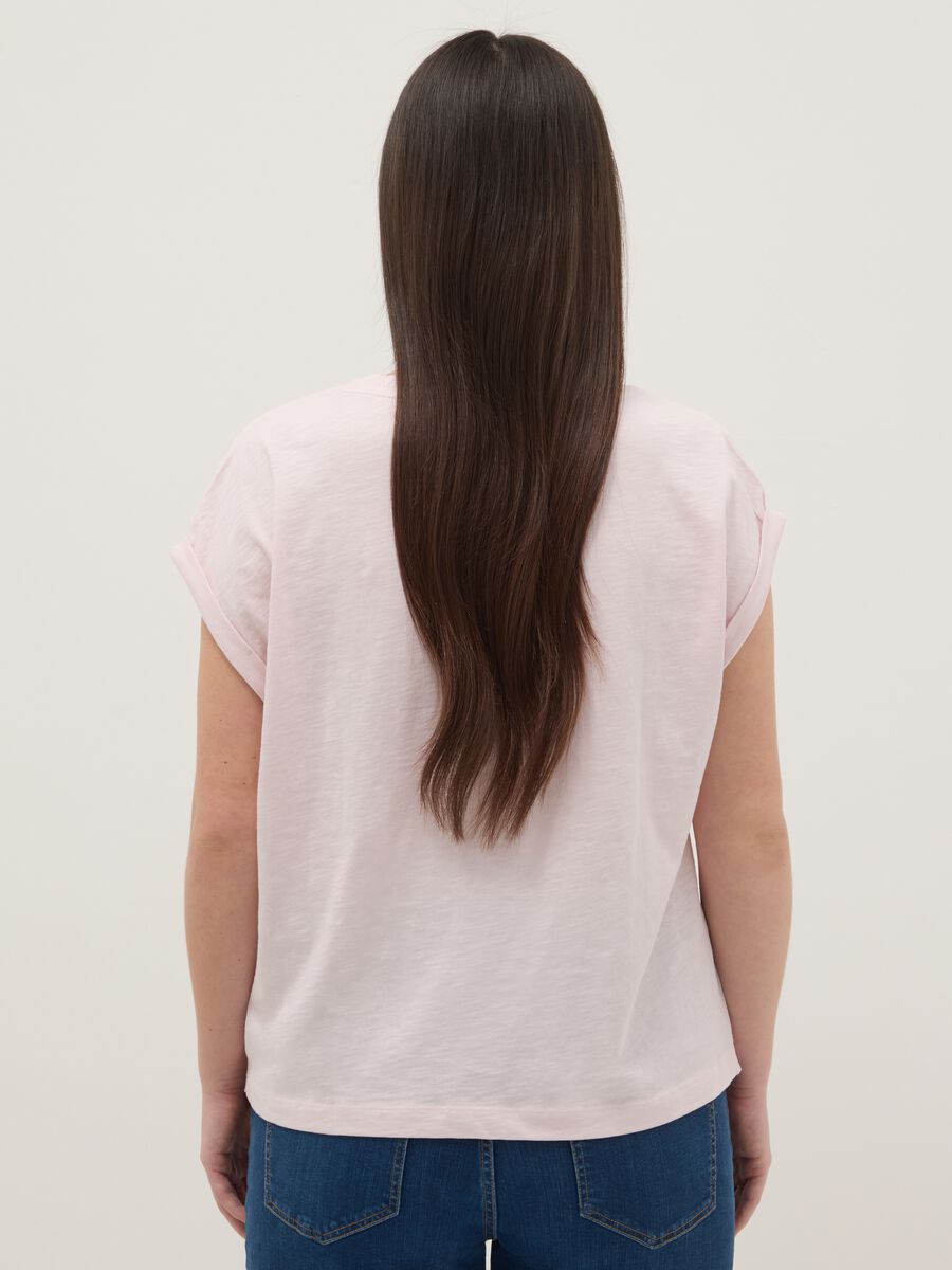 T-shirt a maniche corte in puro cotone rosa regular fit con collo a V_2
