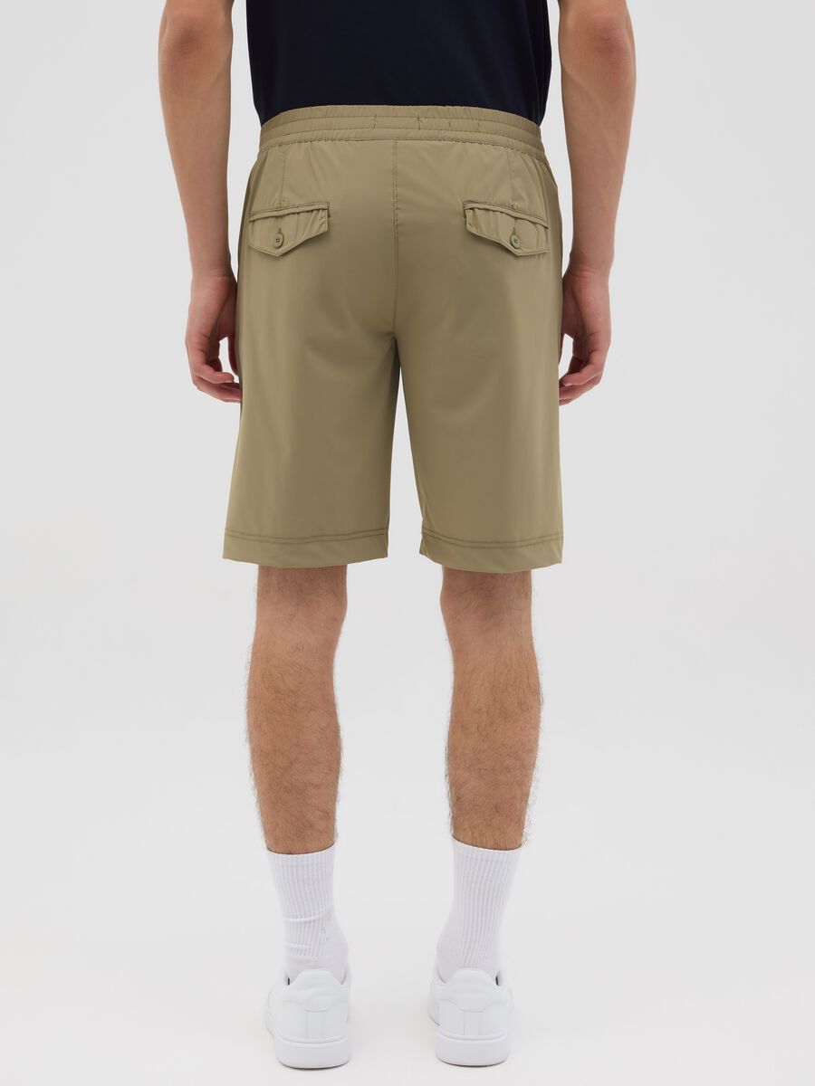 Green shorts with button and zip closure_2