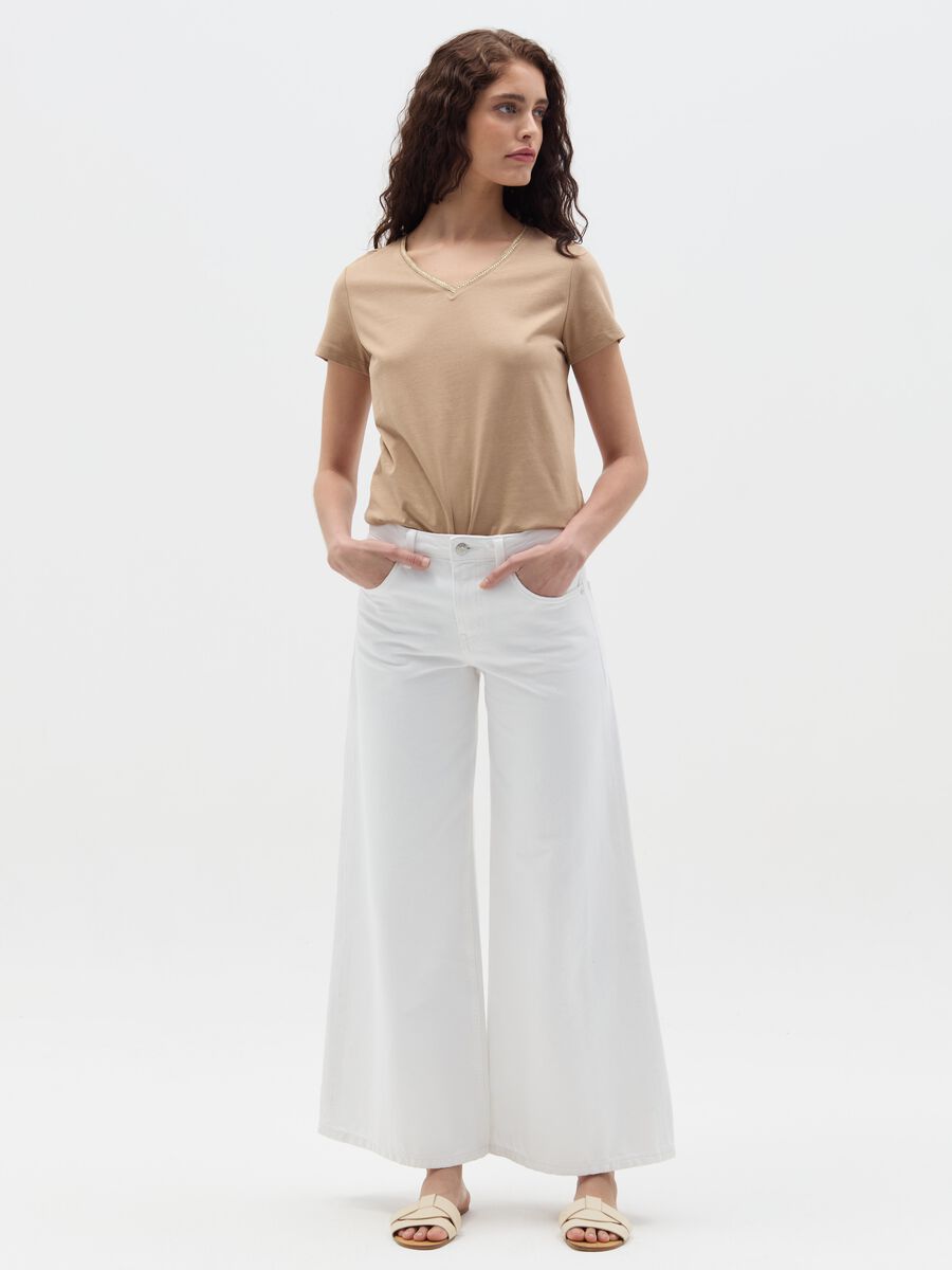 T-shirt with V neck and application_1