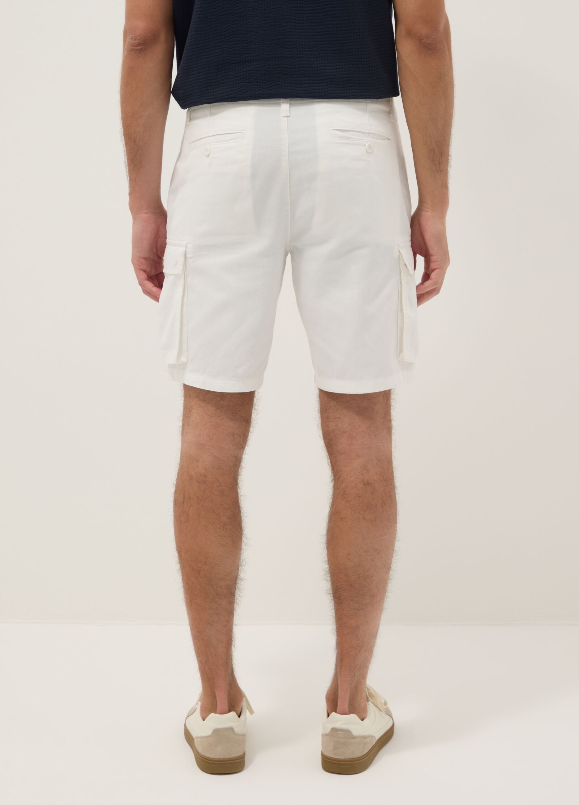 White pure cotton regular-fit cargo shorts