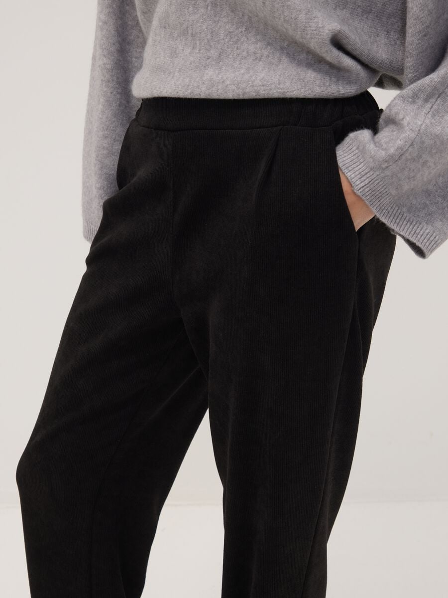 Black ribbed stretch-fabric trousers, regular fit_2