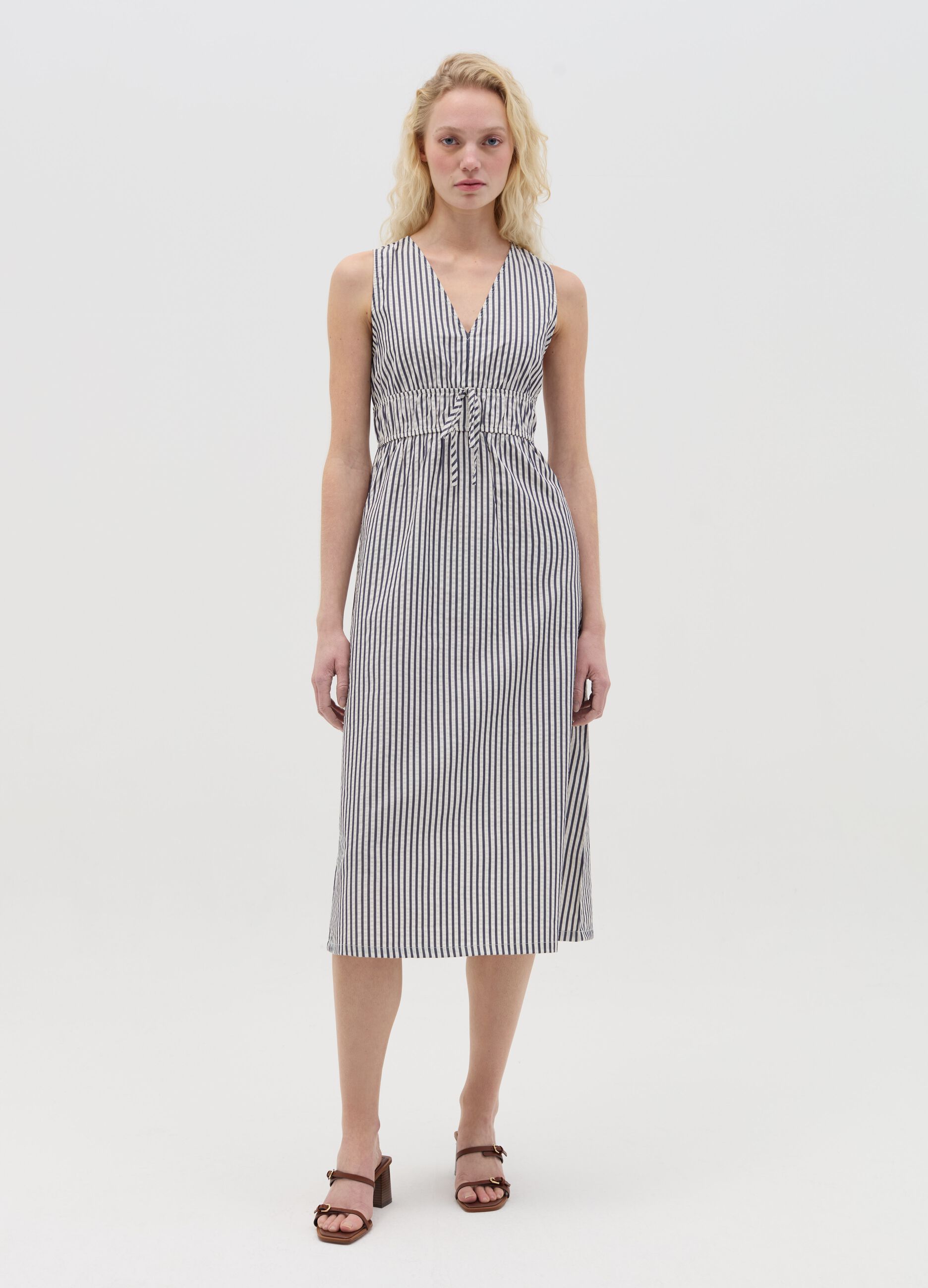 Abito midi a righe con scollo a V