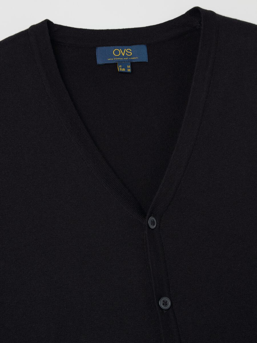 Gilet with V neck and buttons_5