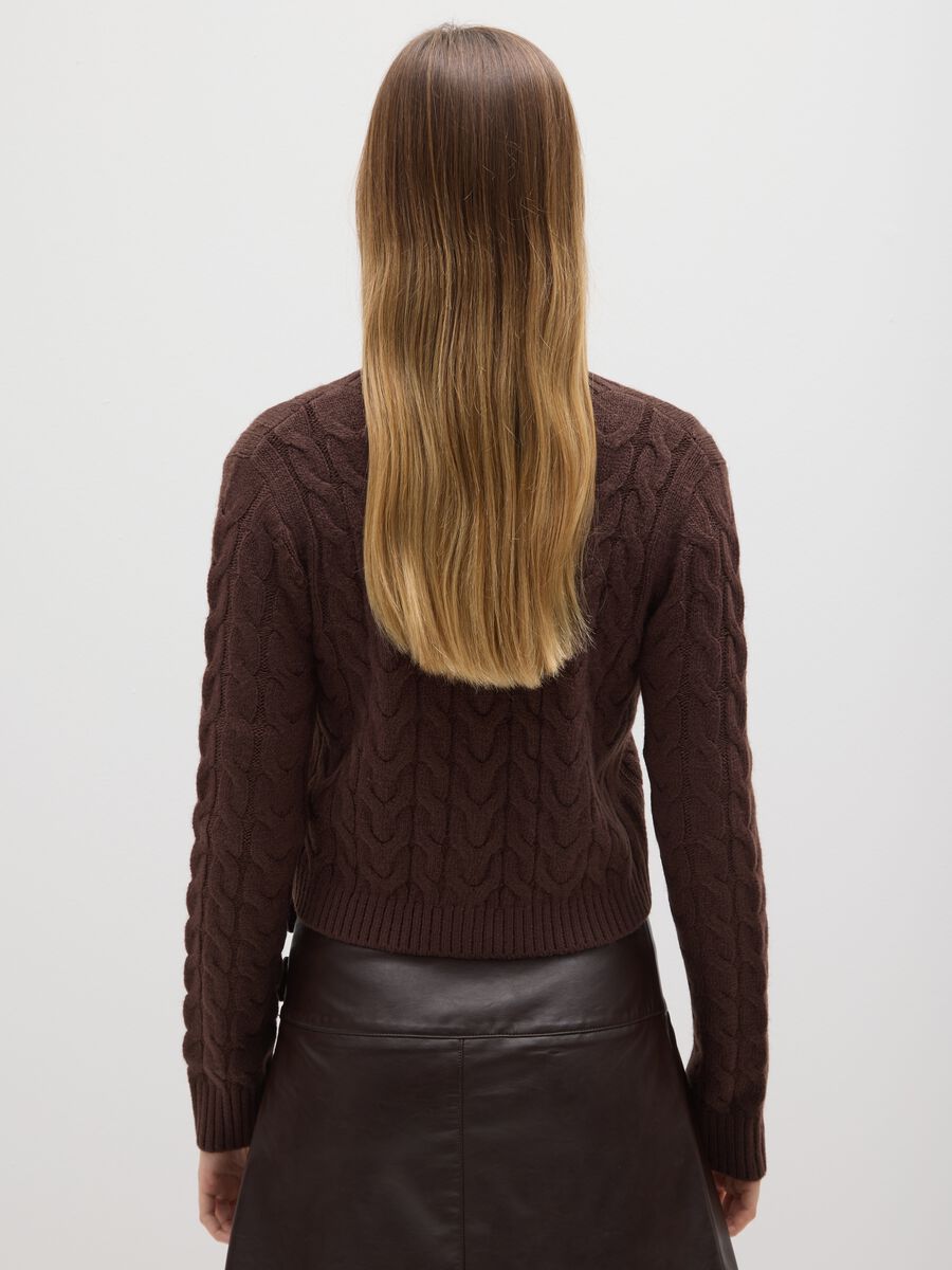 Cardigan marrone regular fit con lavorazione a maglia e bottoni_2