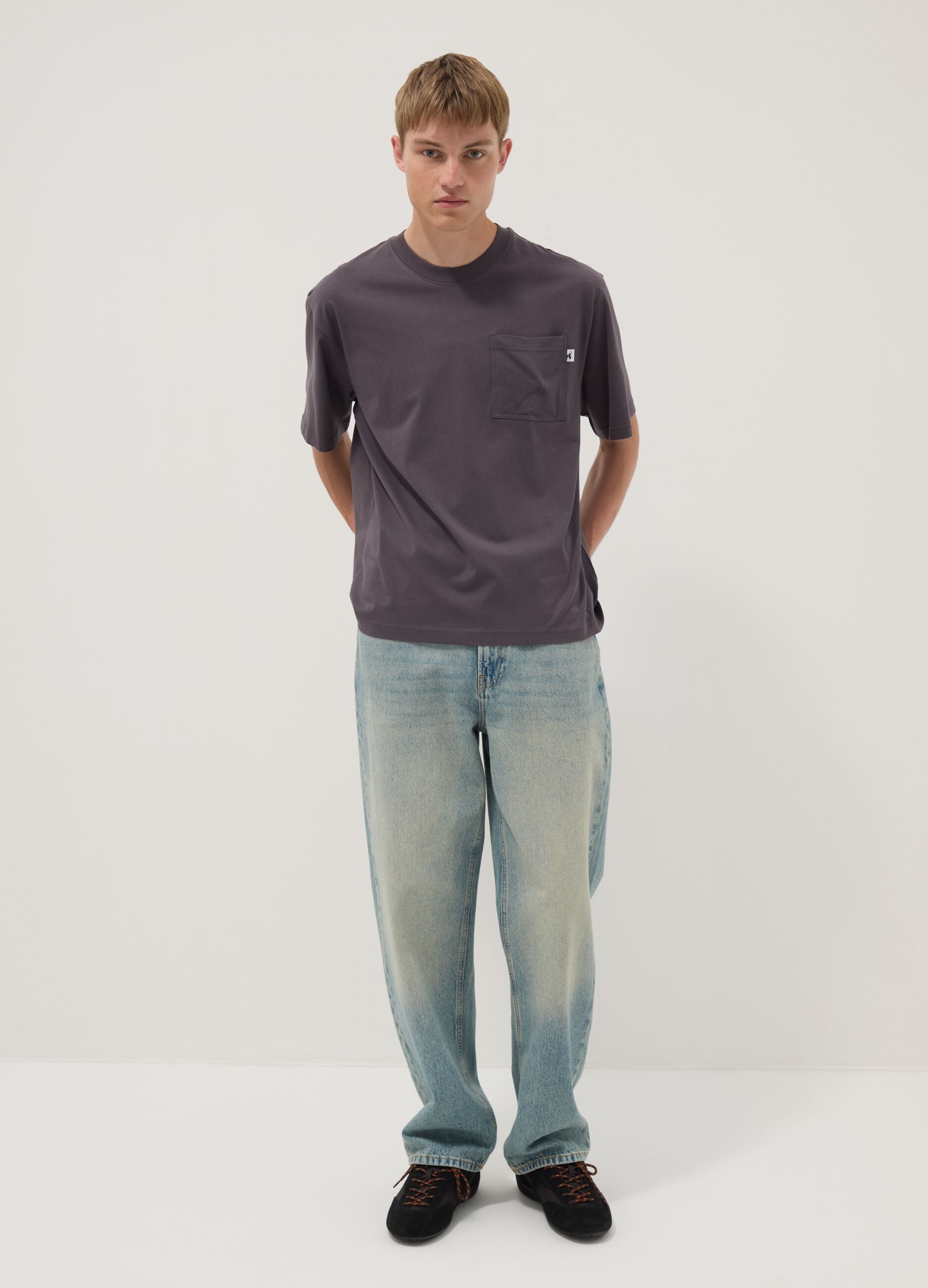 Grey pure cotton T-shirt with chest pocket, regular fit