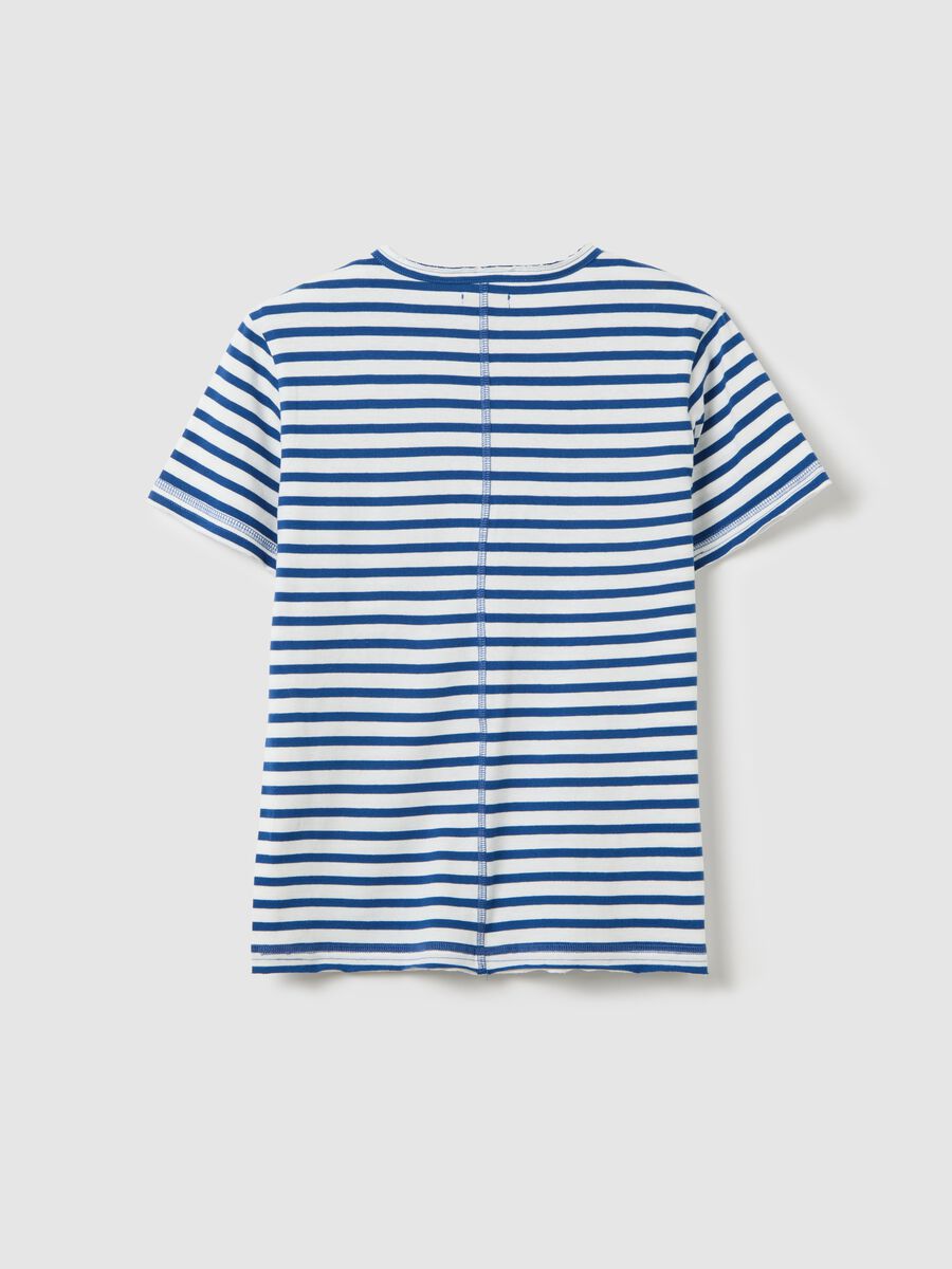 Polo da ragazzo in puro cotone a righe bianche e blu con colletto classico e vestibilità regular fit_4