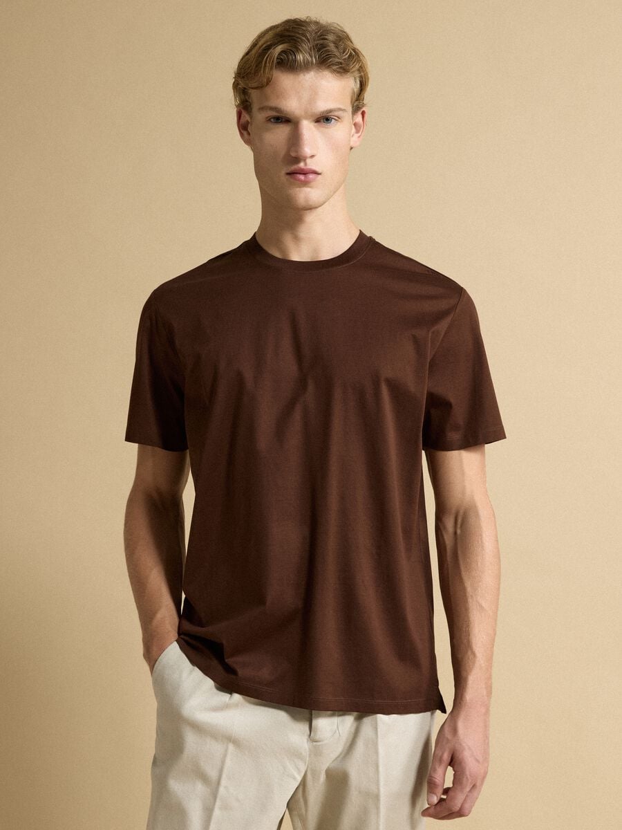 T-shirt marrone in jersey di puro cotone con girocollo relaxed fit_1