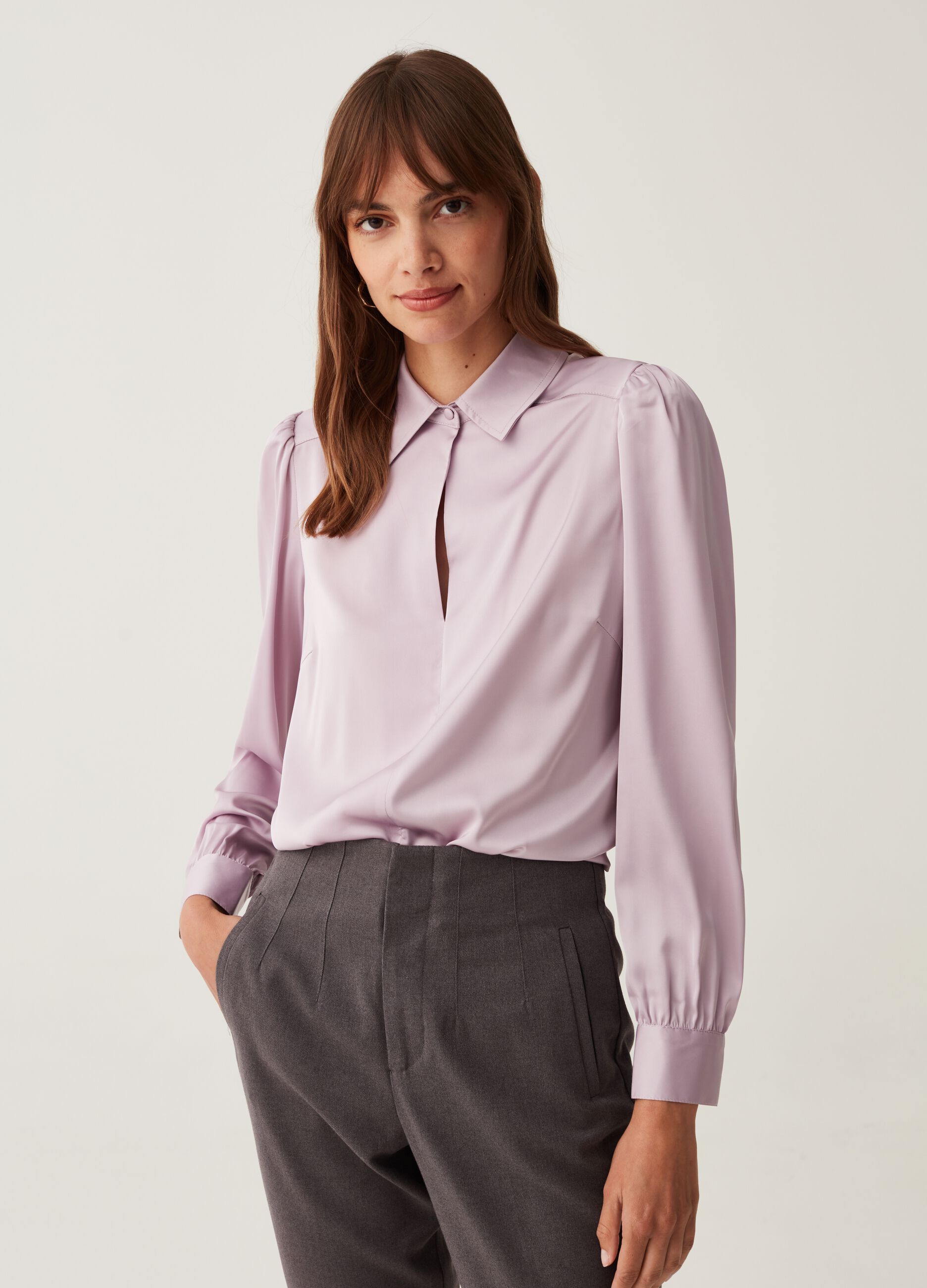 Blusa in satin con maniche a sbuffo_1
