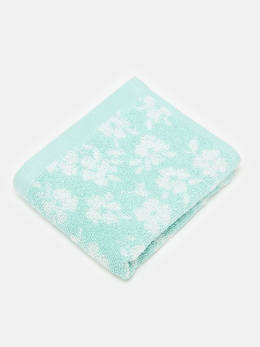 Guest towel with flowers pattern_1