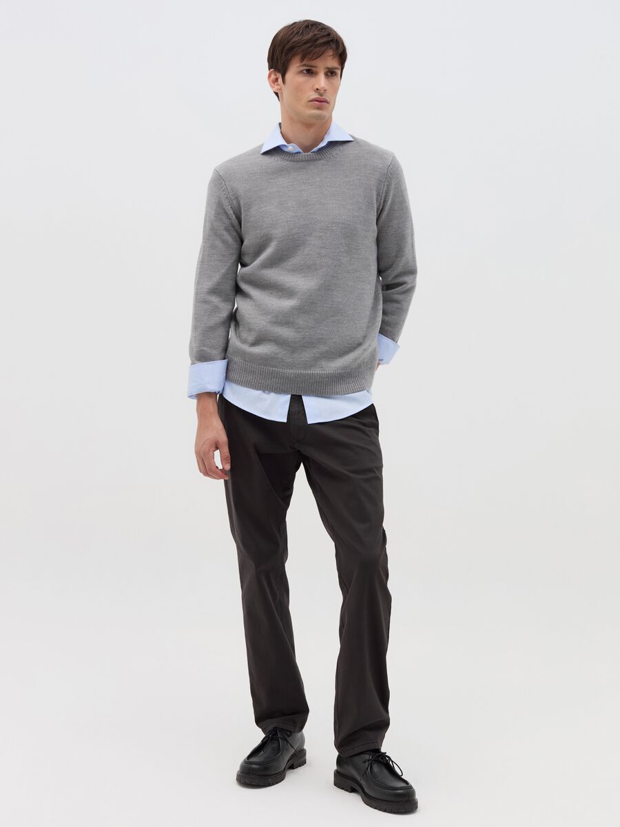 Regular-fit chino trousers in stretch cotton_0