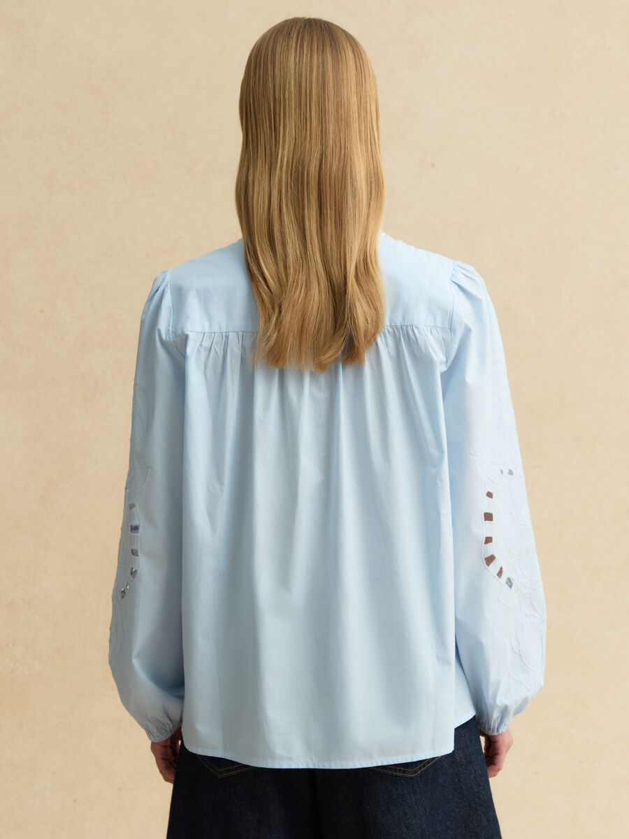 Camicia in puro cotone azzurra regular fit con ricami_4