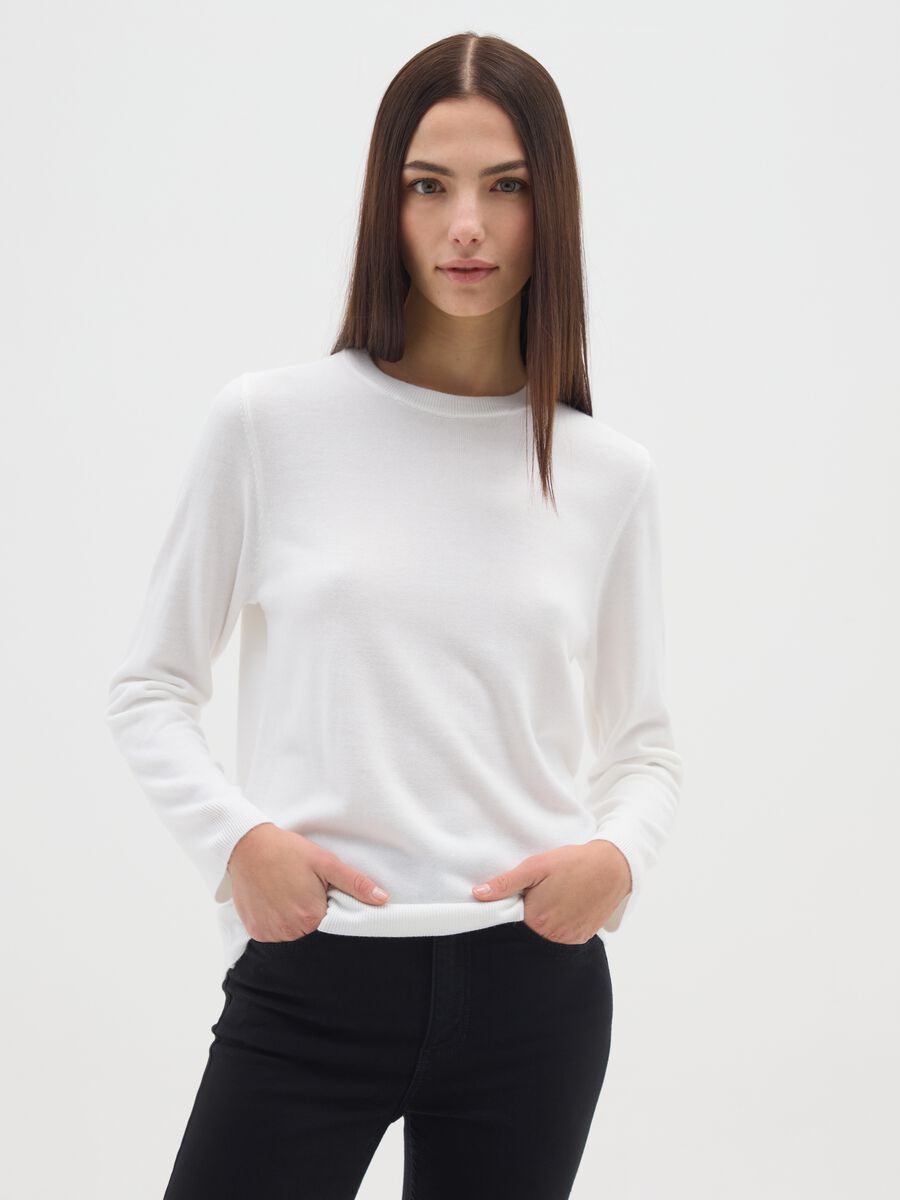 Black regular fit top with round neckline_0
