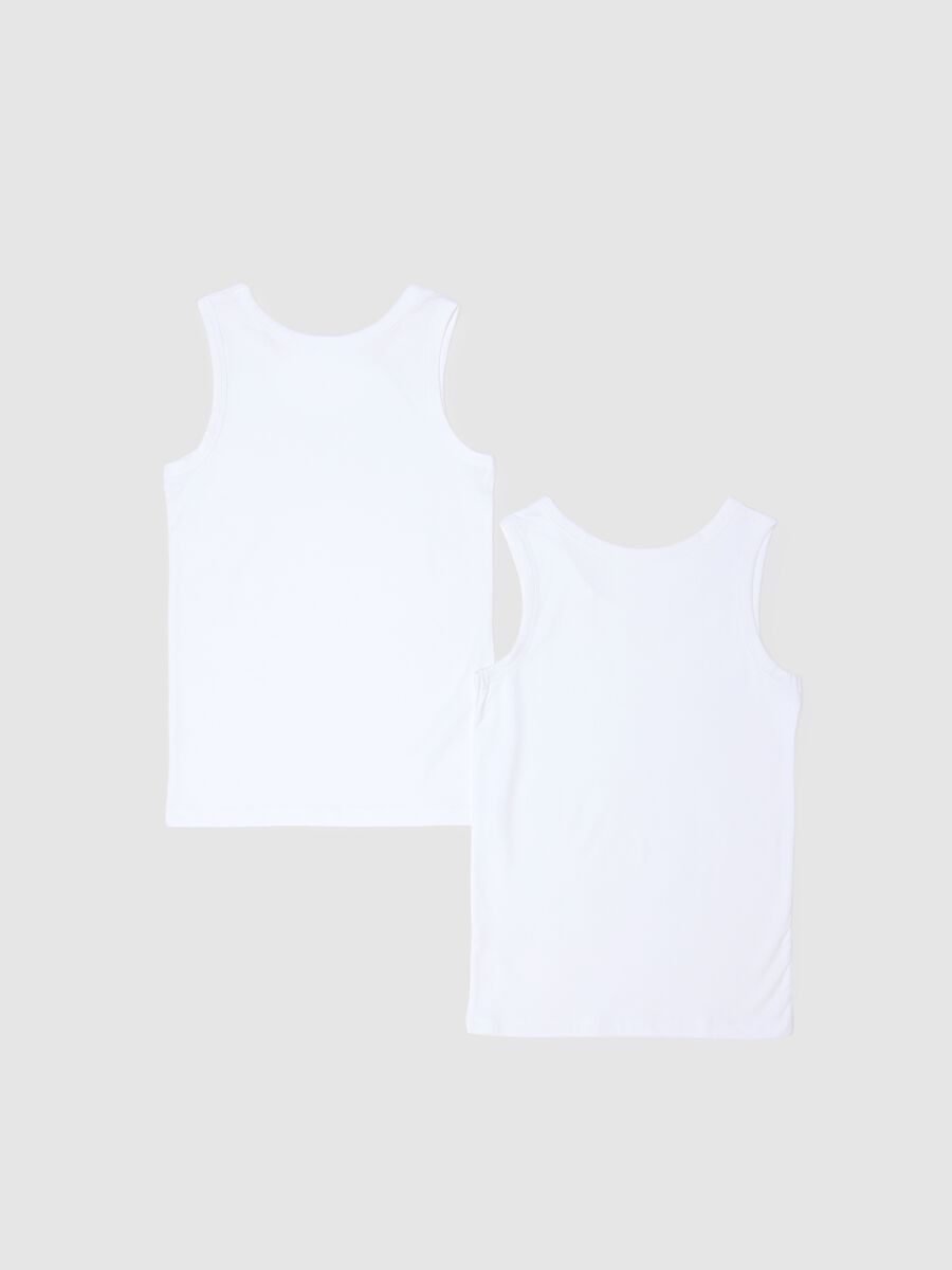 Two-pack of boys' white stretch cotton vests with regular fit_1