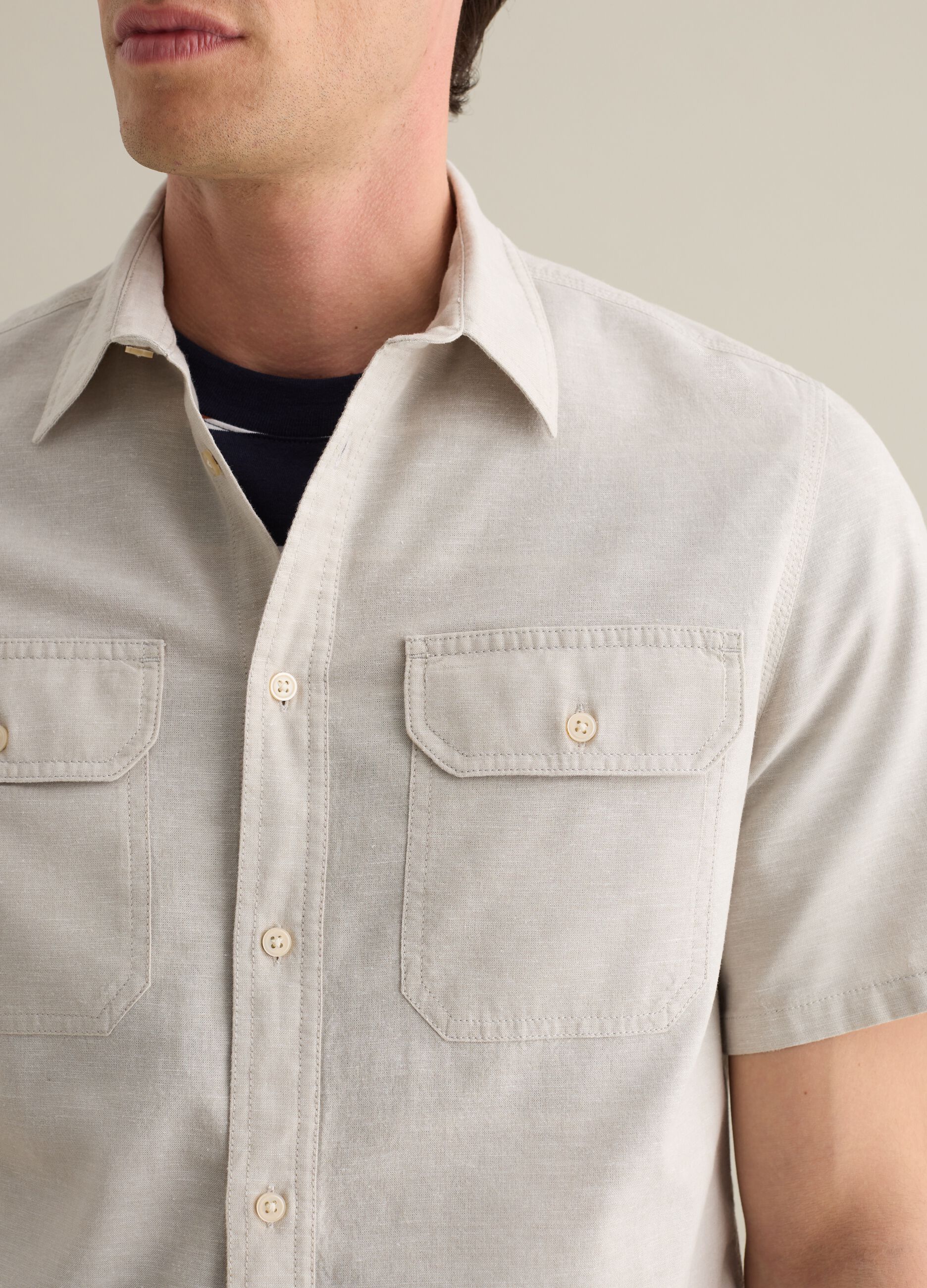 Camicia da uomo in misto cotone e lino beige regular fit con tasche