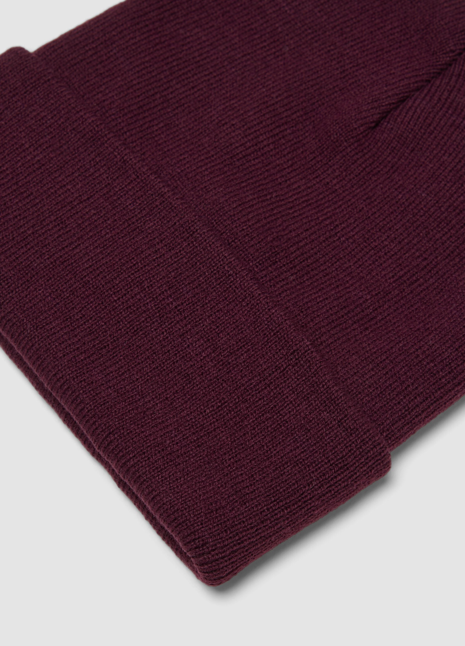 Berretto rosso in maglia jersey con risvolto