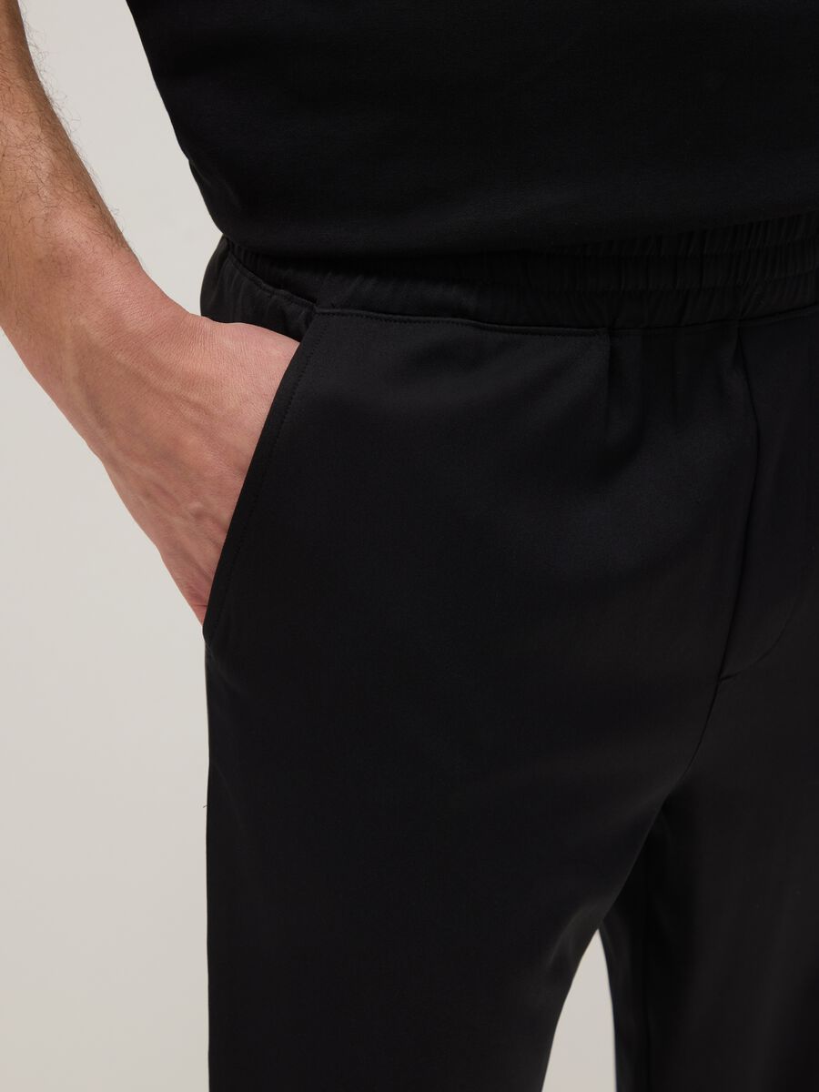 Black regular fit trousers with elasticated waist_3
