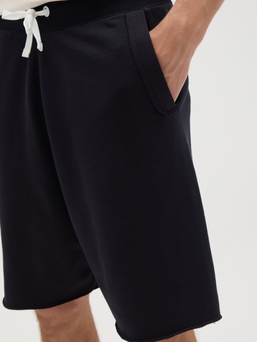 Men's regular fit adjustable black stretch cotton shorts_2